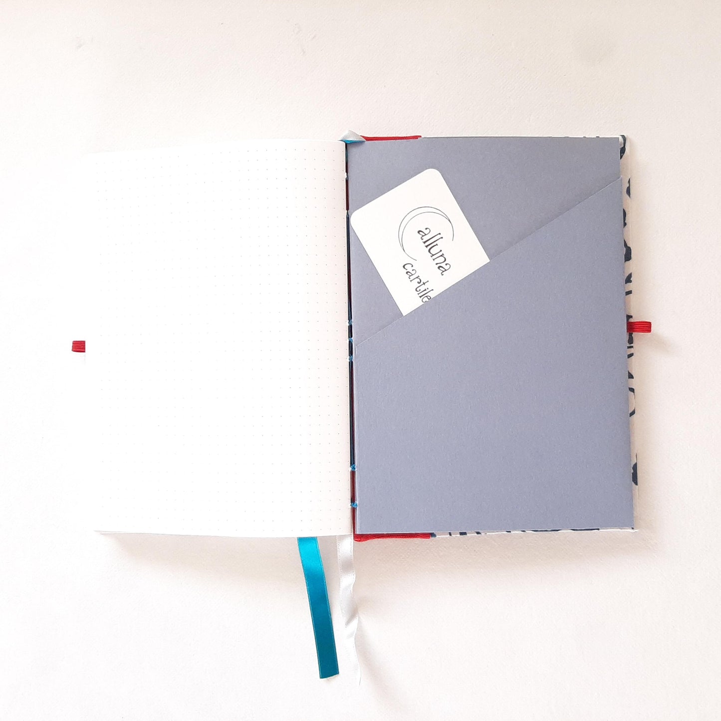 Taccuino A5 con pagine puntinate rivestito in tessuto floreale blu