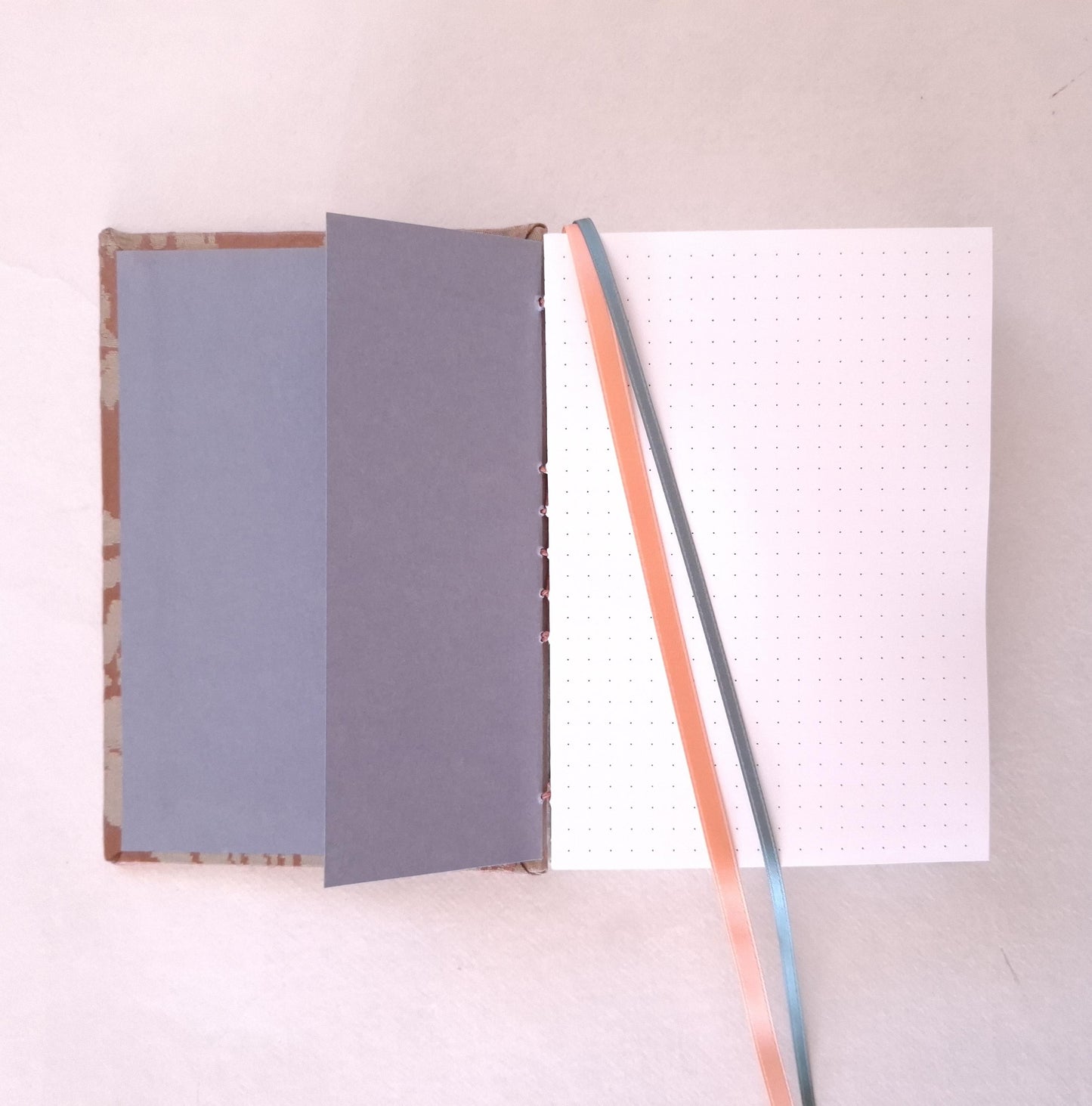 Taccuino A6 con pagine puntinate rivestito in tessuto floreale vintage