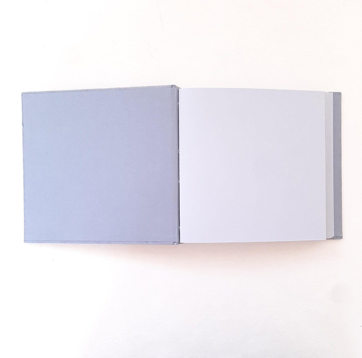 Mini album in stile Giapponese con fiori di ciliegio in rosso e pervinca