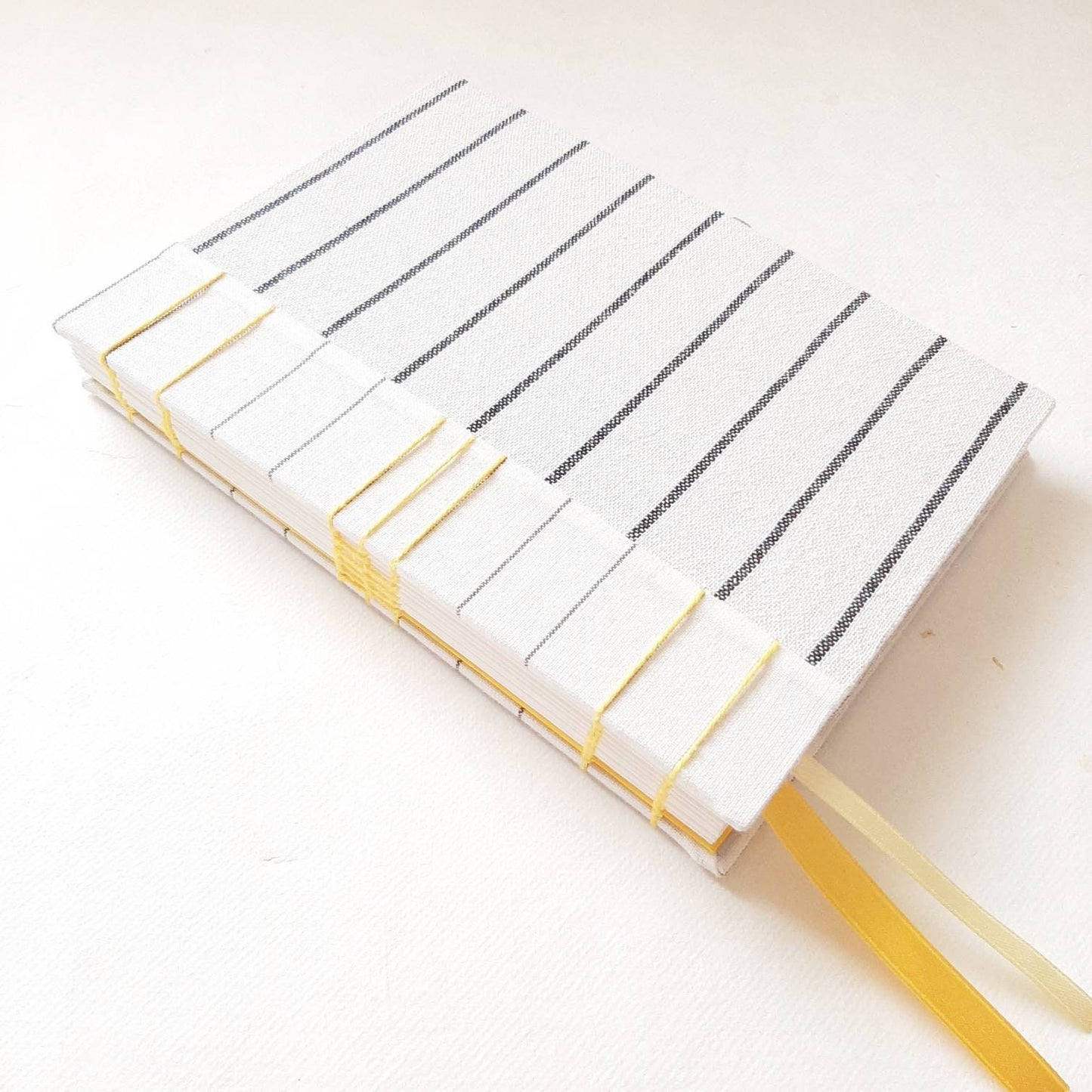Diario A5 con pagine puntinate e tessuto geometrico nordico