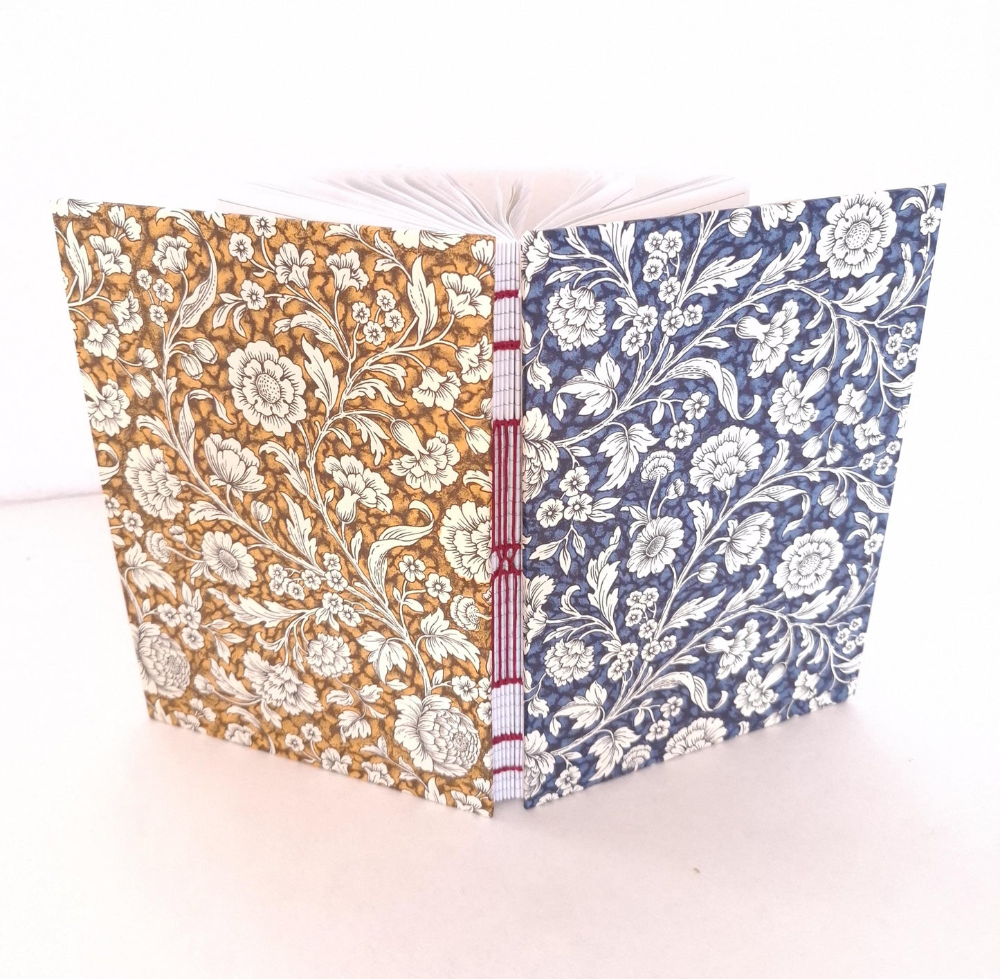 Taccuino A5 con stampa floreale vintage e pagine a righe in carta riciclata