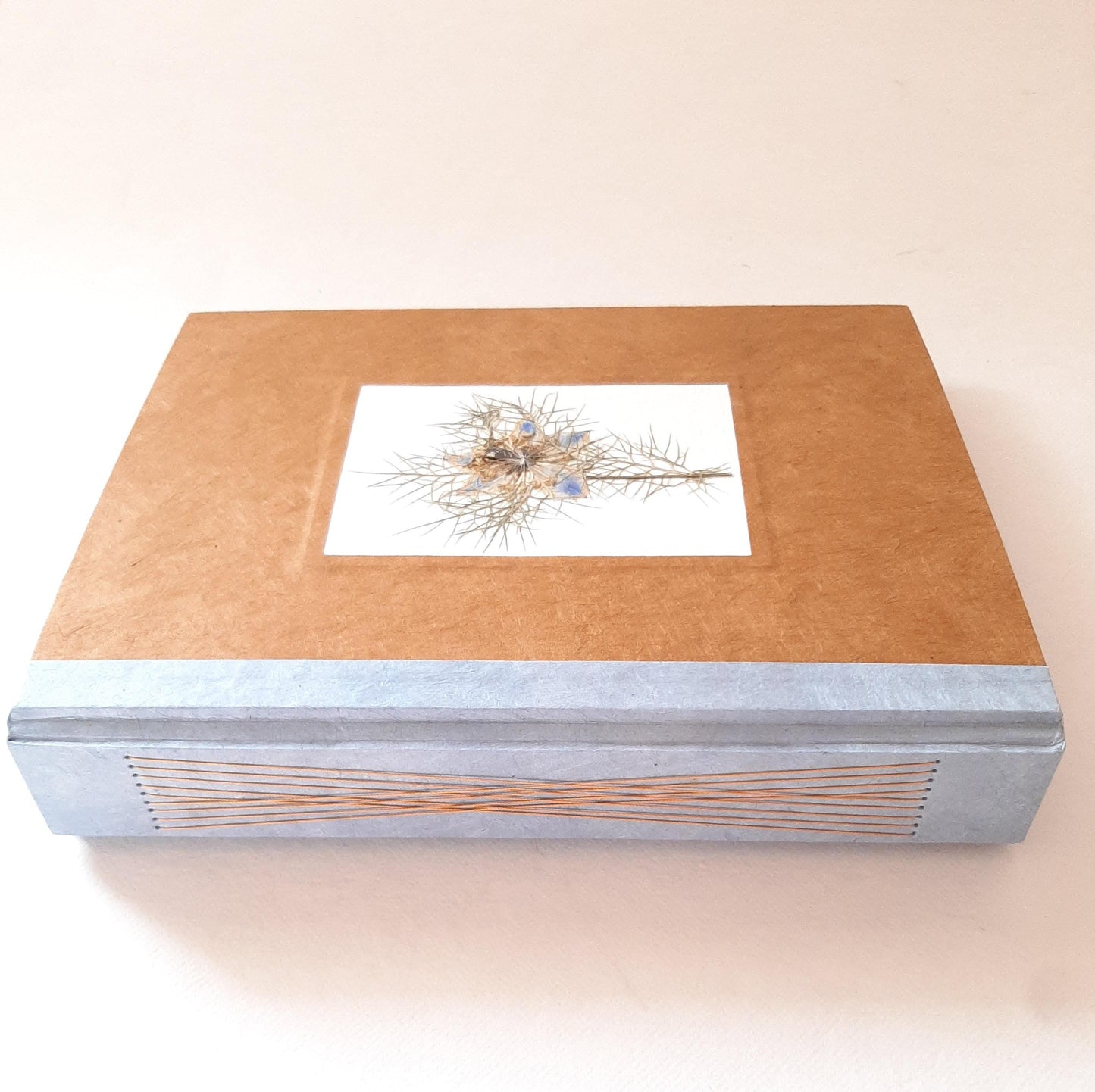 Album fotografico grande con fiore pressato di Nigella in ocra e azzurro pervinca