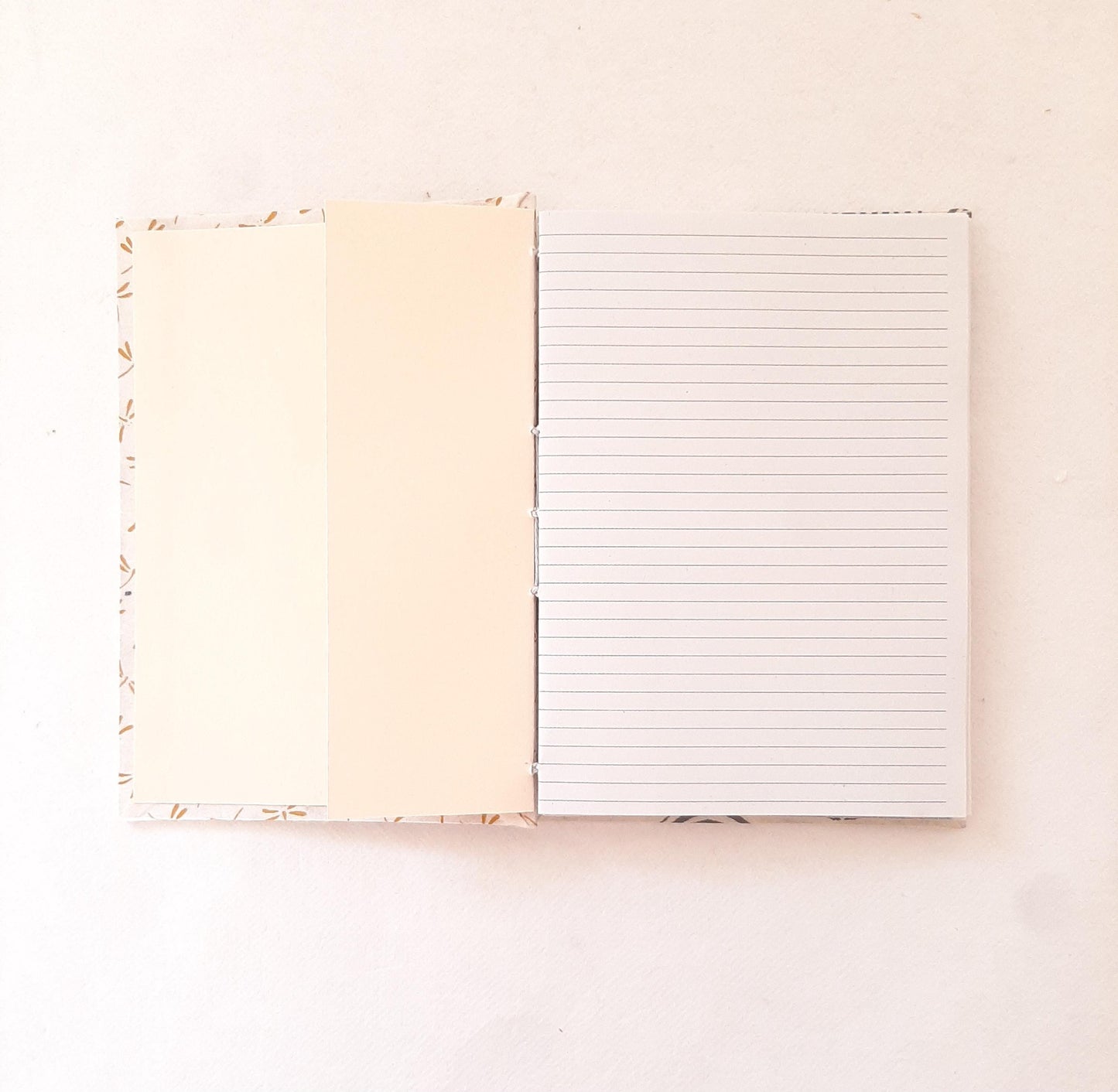 Taccuino A6 con pagine in carta riciclata a righe e libellule miele