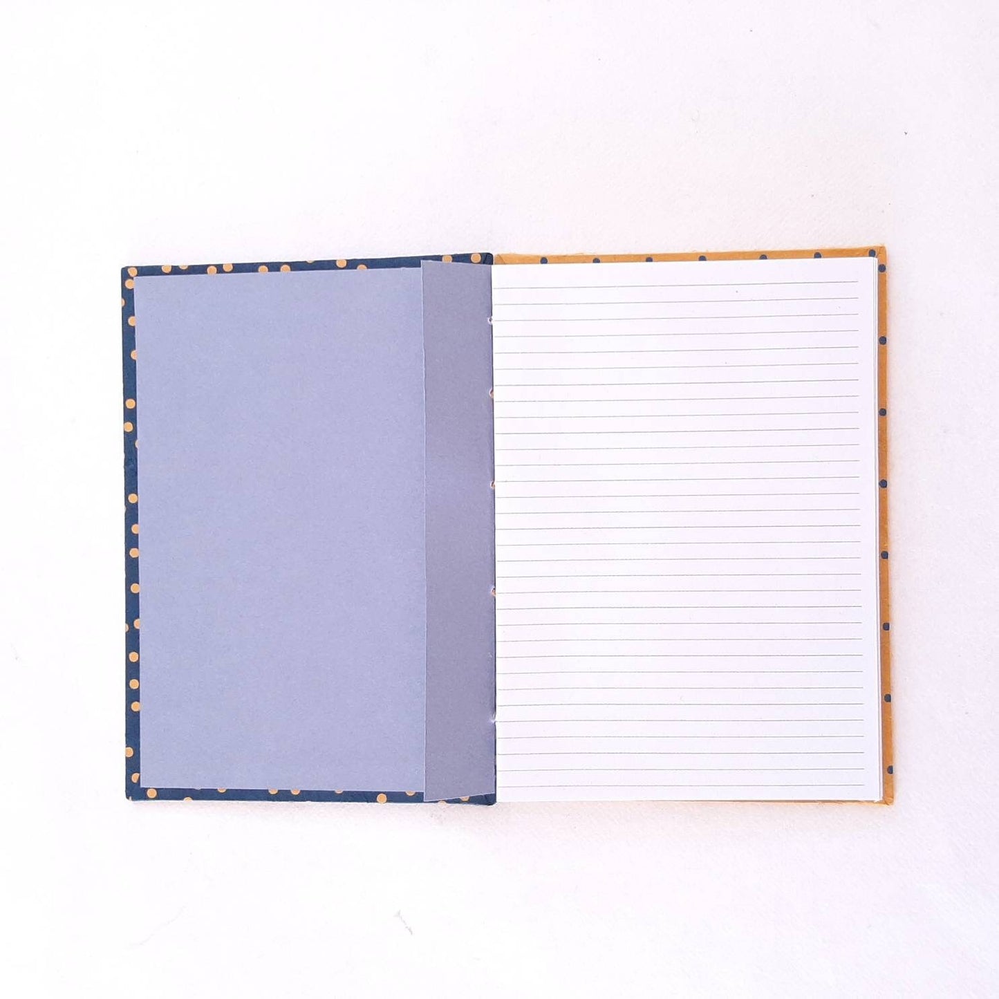 Taccuino A6 con pois in blu e mostarda e pagine in carta riciclata a righe