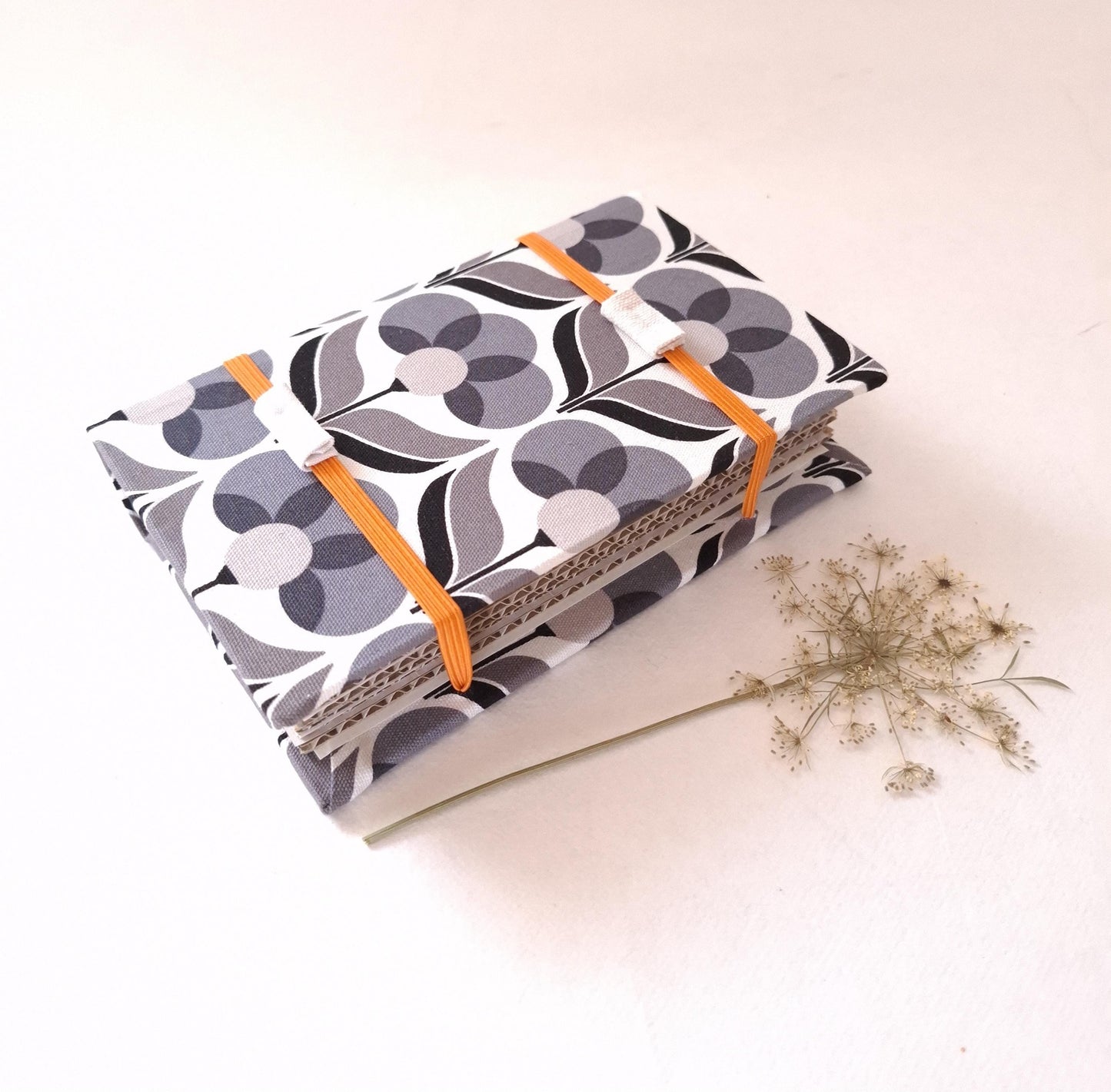 Pressa per fiori artigianale con fodera in tessuto Giapponese ed elastici