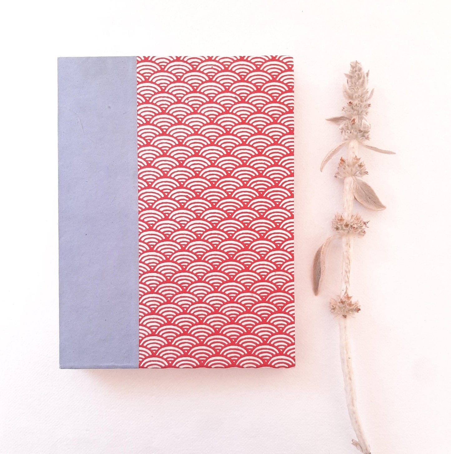Taccuino per acquerello con onde Seigaiha in rosso e lavanda
