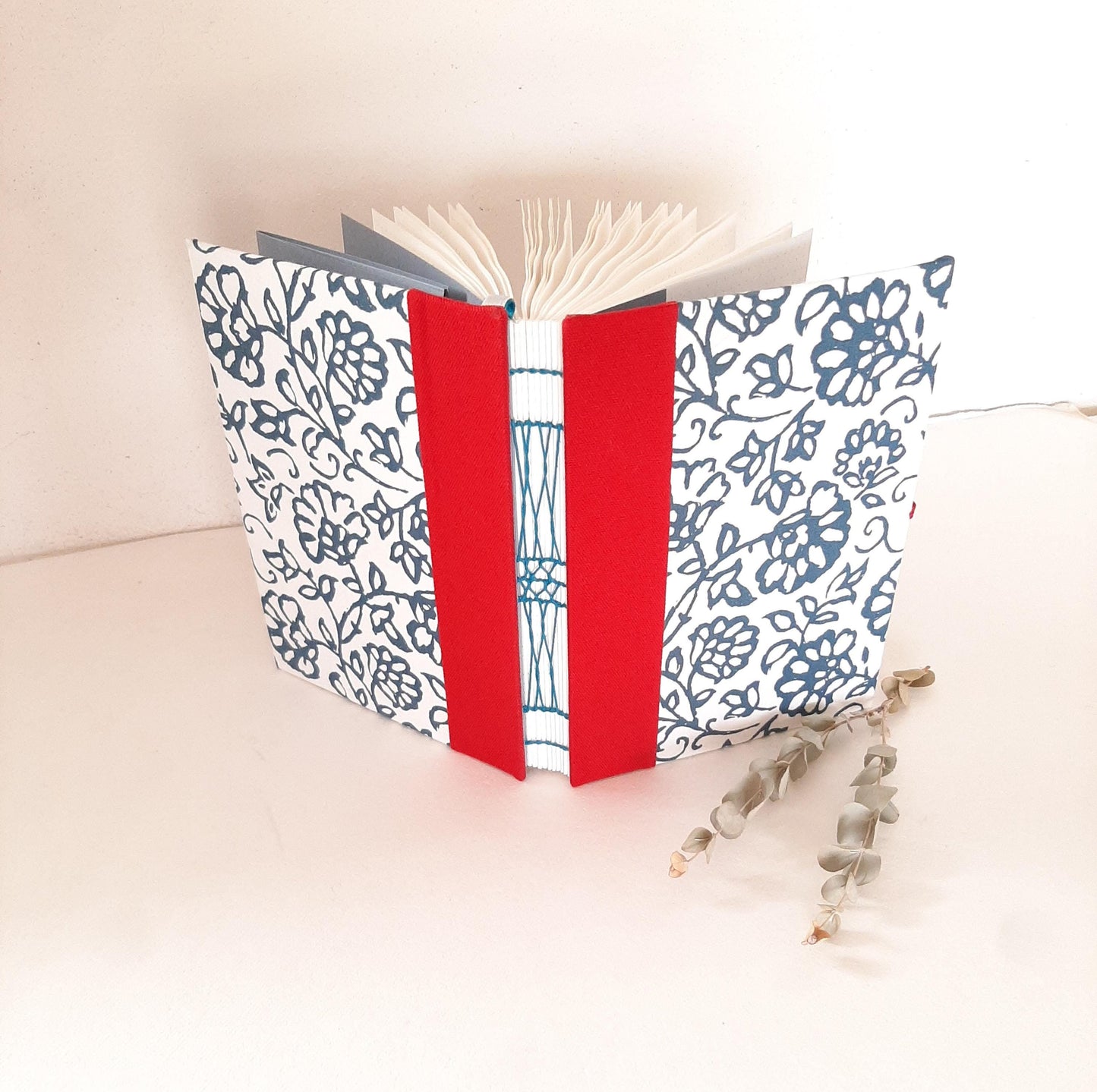 Taccuino A5 con pagine puntinate rivestito in tessuto floreale blu