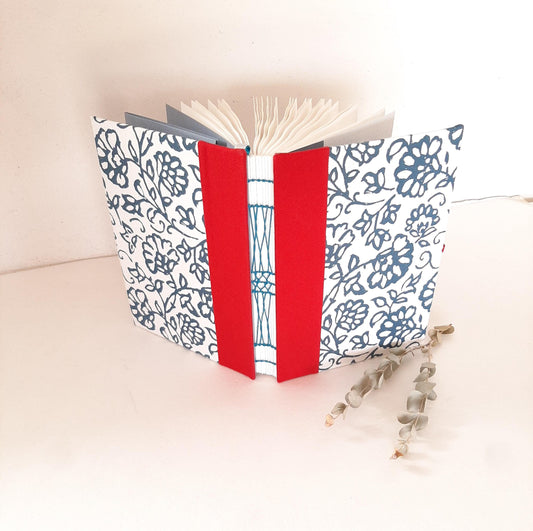 Taccuino A5 con pagine puntinate rivestito in tessuto floreale blu