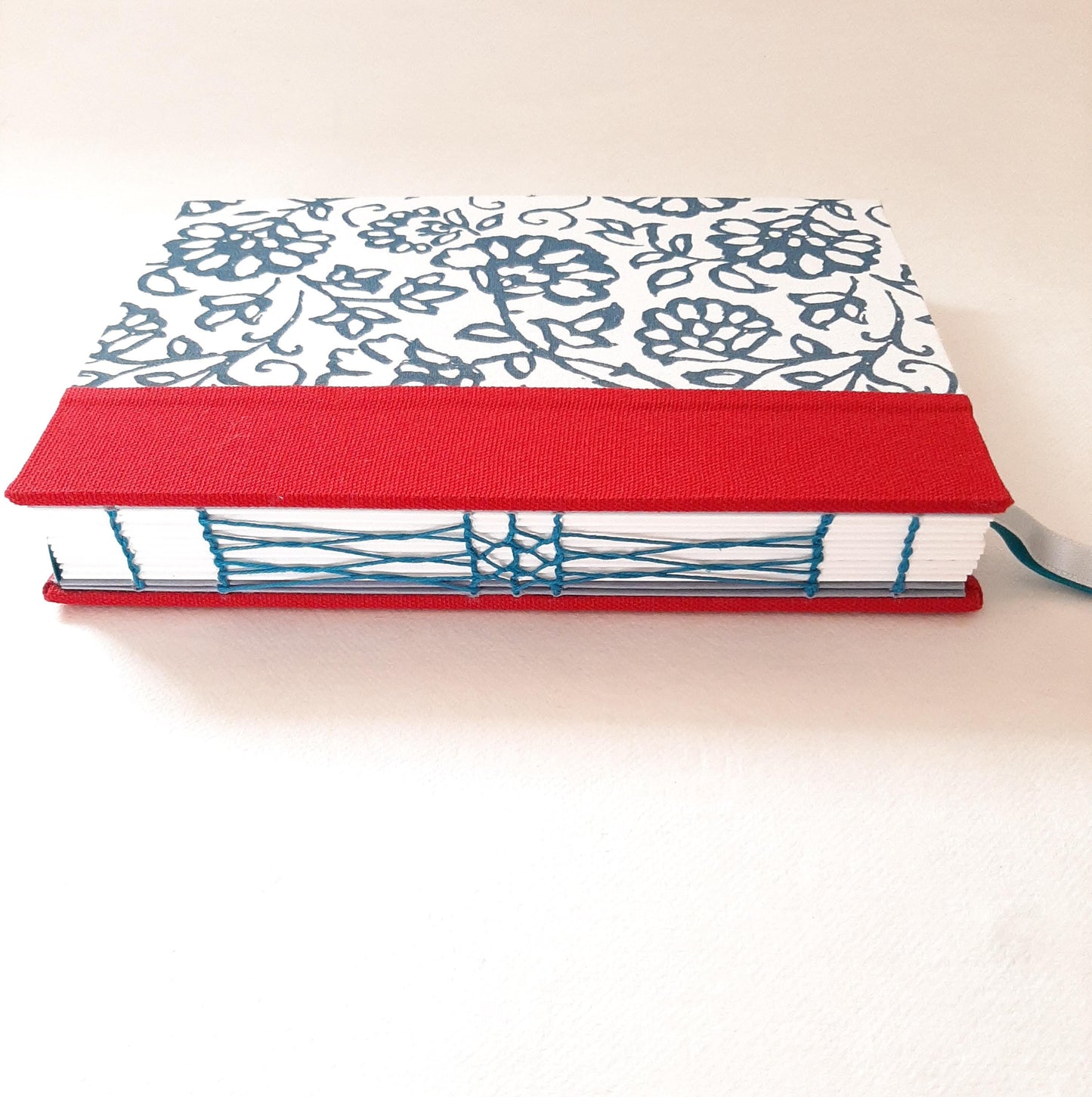 Taccuino A5 con pagine puntinate rivestito in tessuto floreale blu