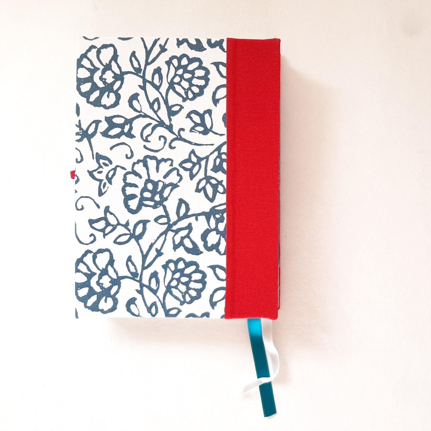 Taccuino A5 con pagine puntinate rivestito in tessuto floreale blu