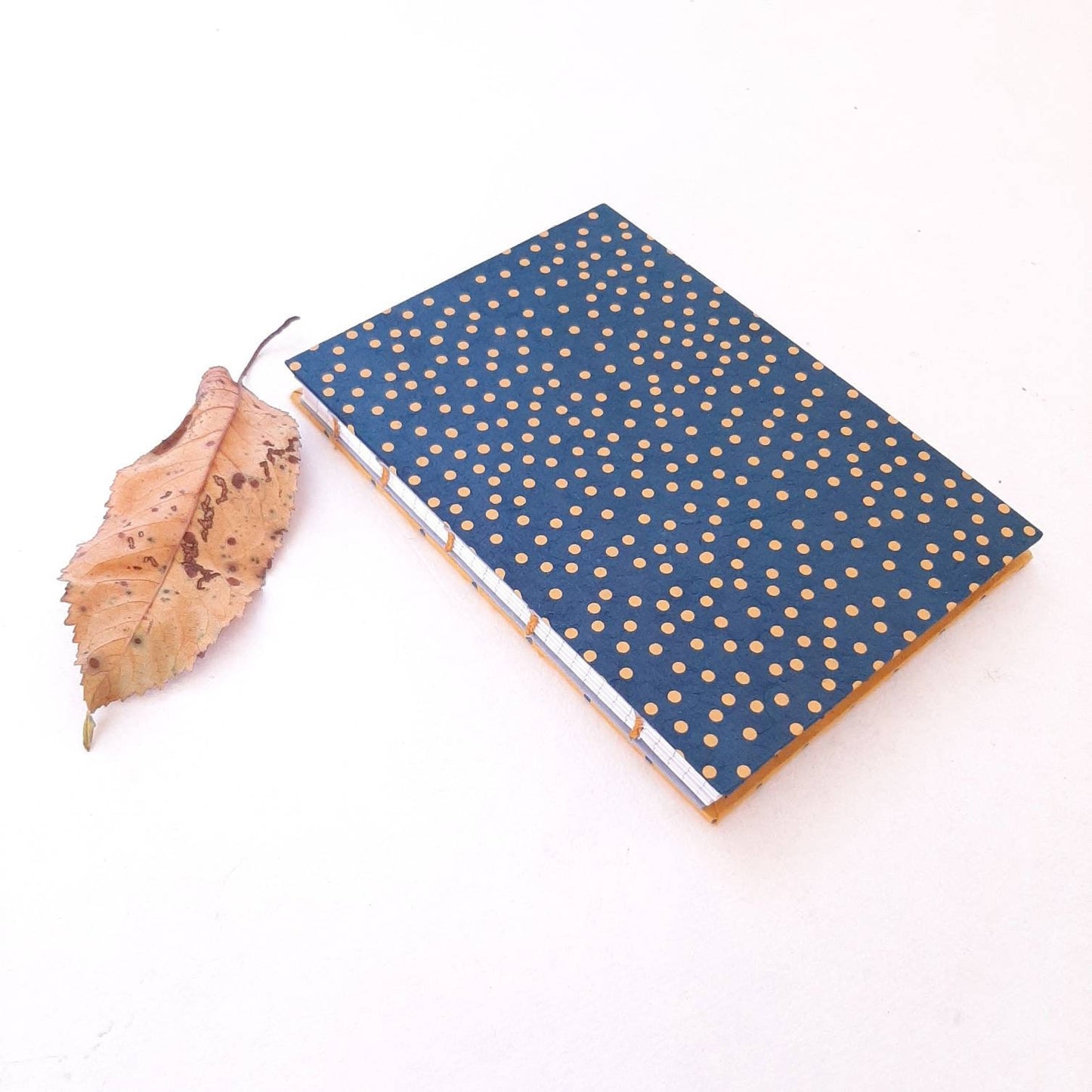 Taccuino A6 con pois in blu e mostarda e pagine in carta riciclata a righe