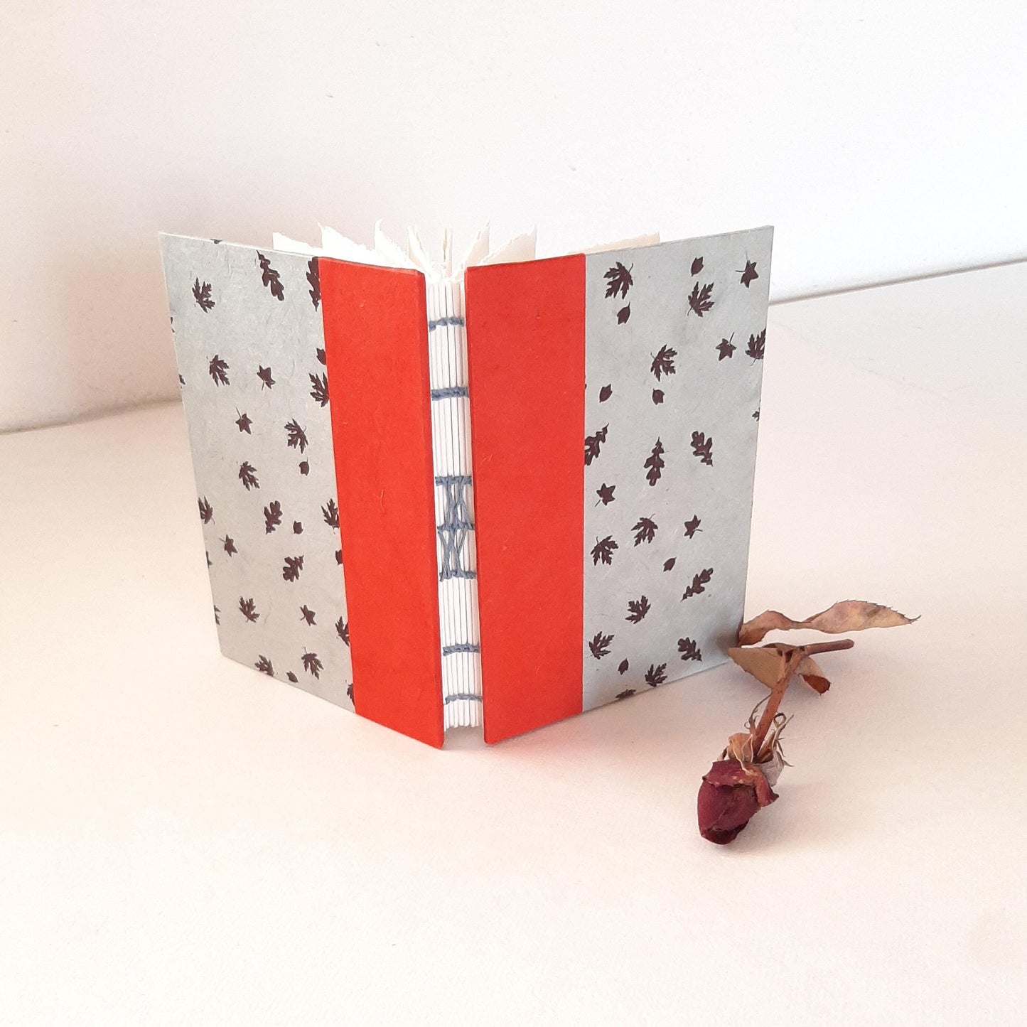 Mini taccuino da acquerello con foglie in rosso e azzurro carta da zucchero