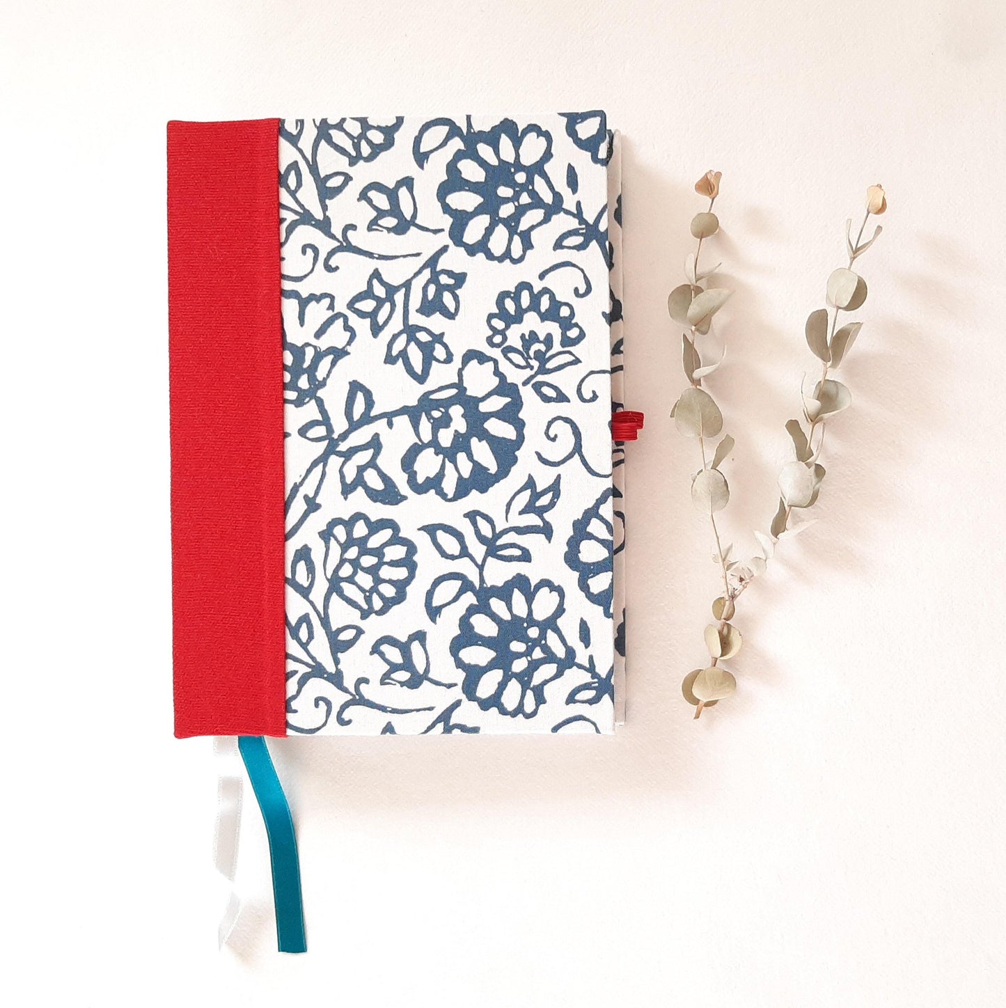 Taccuino A5 con pagine puntinate rivestito in tessuto floreale blu