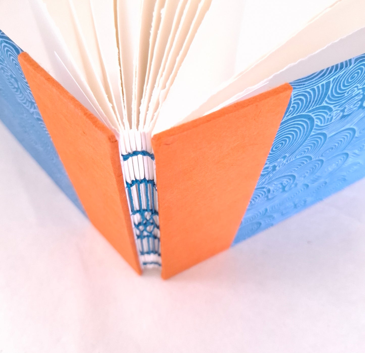 Taccuino per acquerello con onde giapponesi in arancione e blu