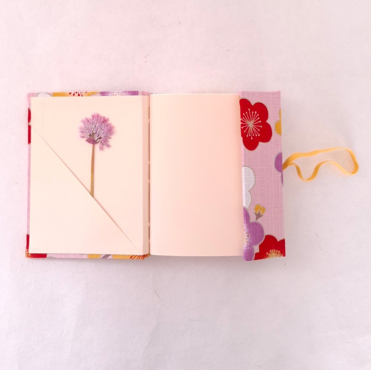 Diario di Viaggio in tessuto Giapponese con fiori di Ciliegio in rosa, rosso e miele