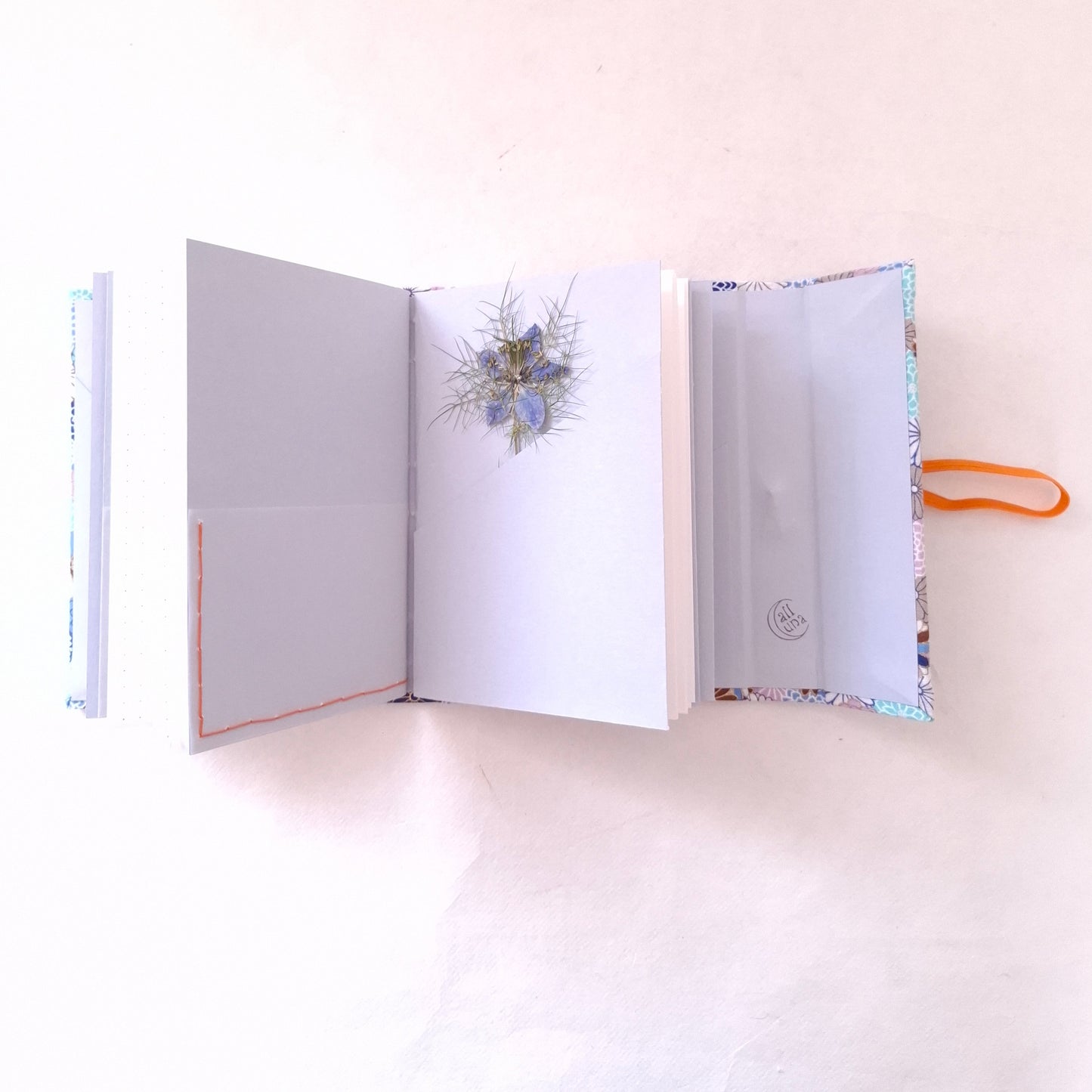 Diario di Viaggio in tessuto floreale Giapponese in azzurro e arancio