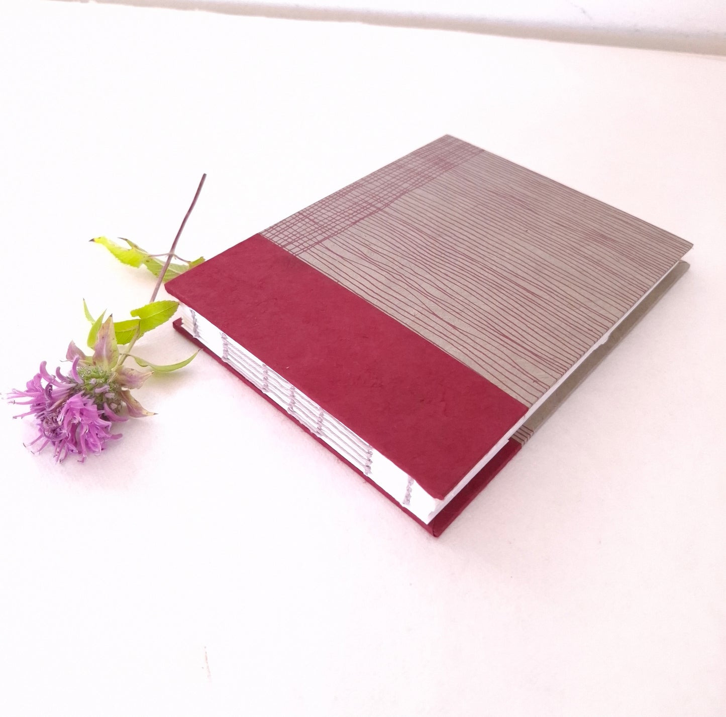 Taccuino per acquerello con intrecci in malva e bordeaux