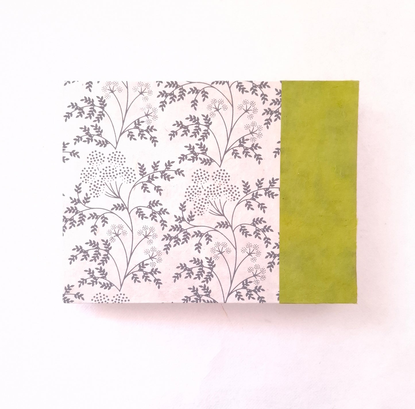 Diario per acquerello con stampa botanica in bianco, nero e verde pera