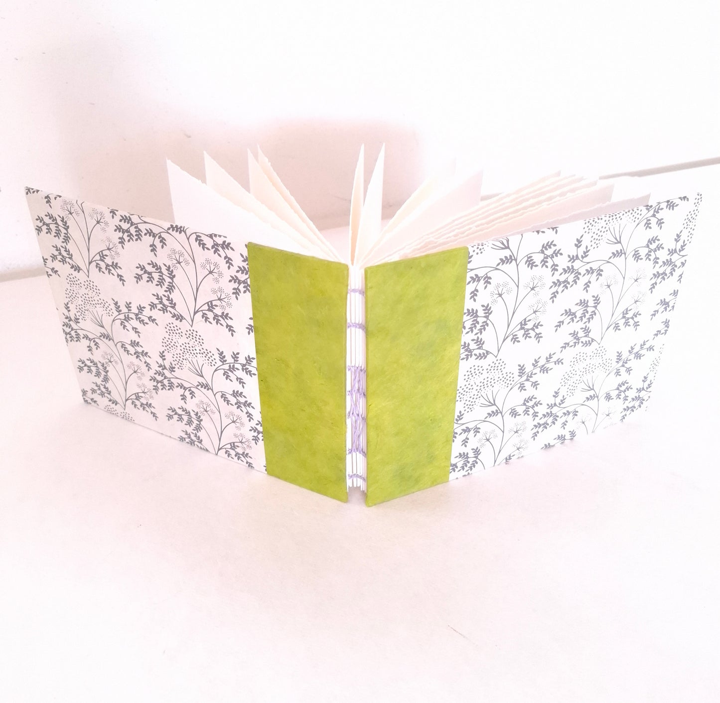 Diario per acquerello con stampa botanica in bianco, nero e verde pera
