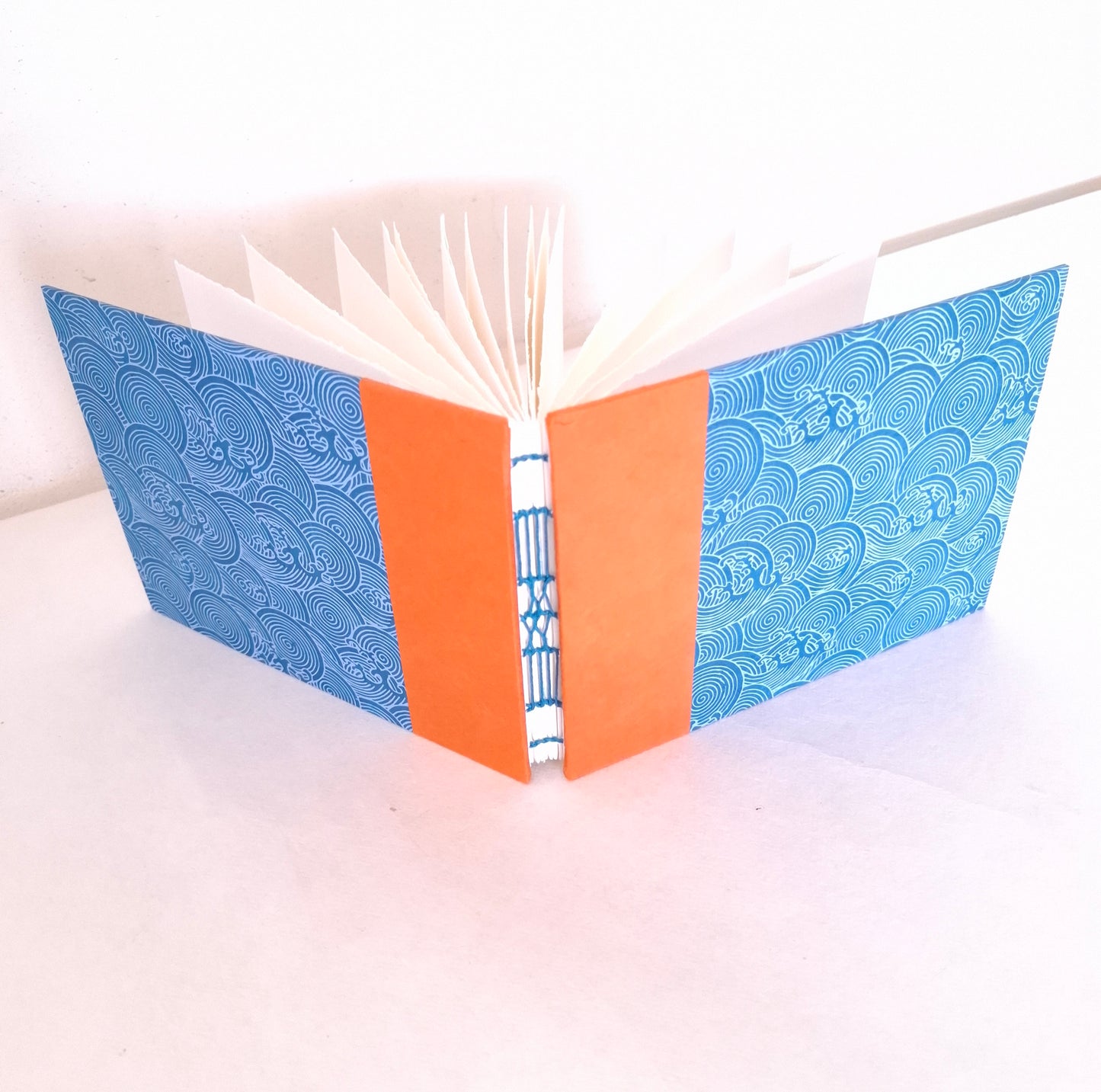 Taccuino per acquerello con onde giapponesi in arancione e blu
