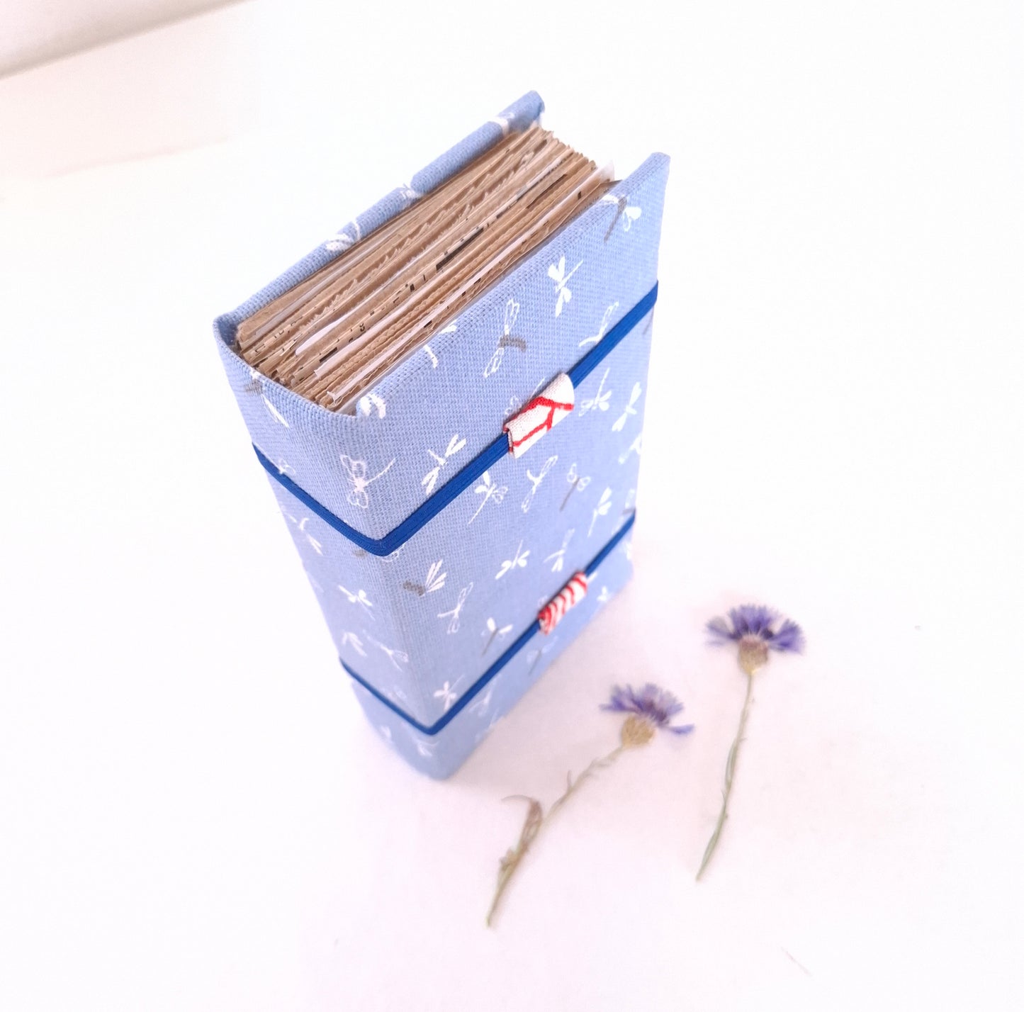Pressa per fiori da viaggio con fodera in tessuto con libellule celesti