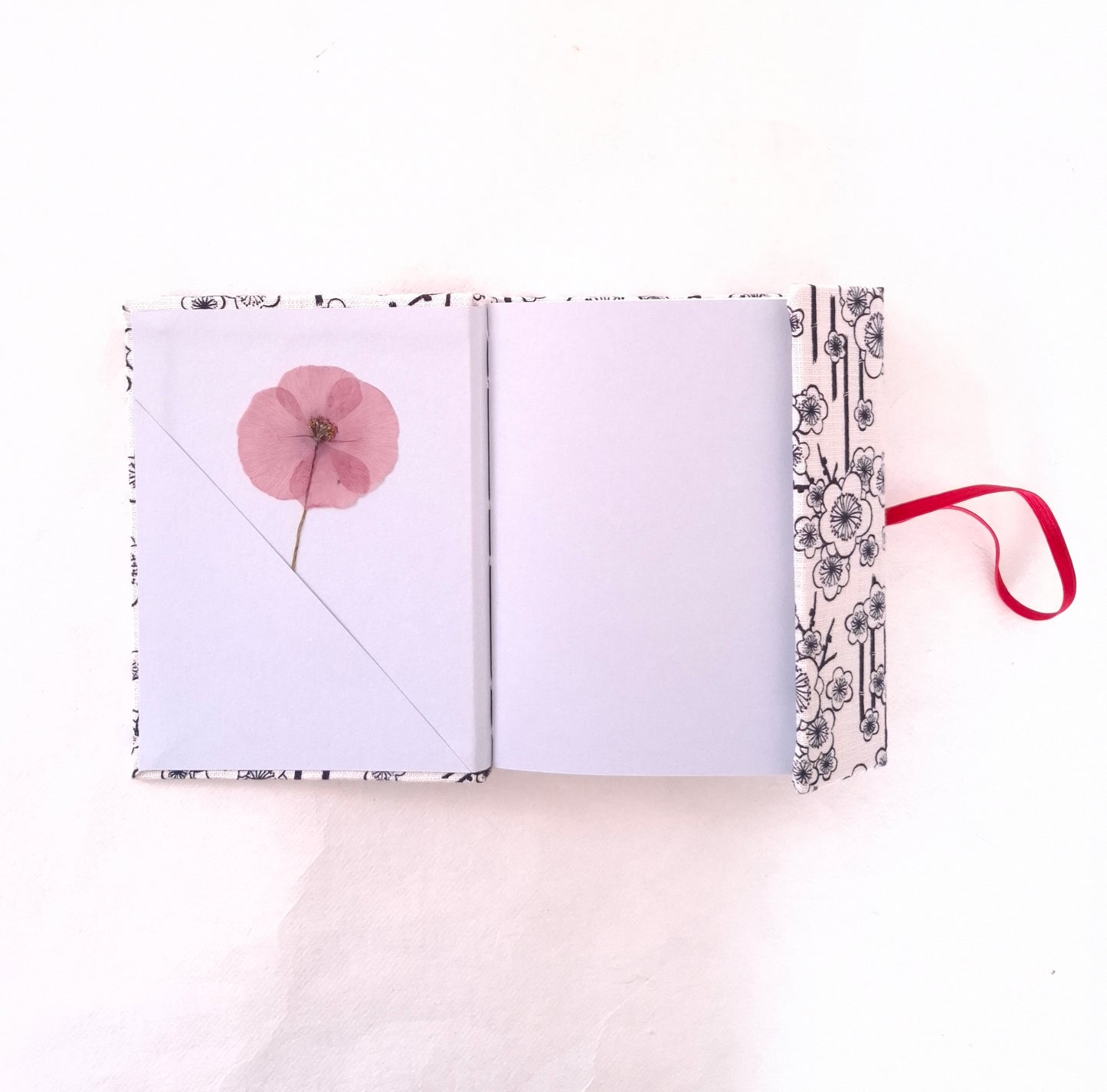 Diario di Viaggio in tessuto Giapponese con fiori di Ciliegio in bianco e nero
