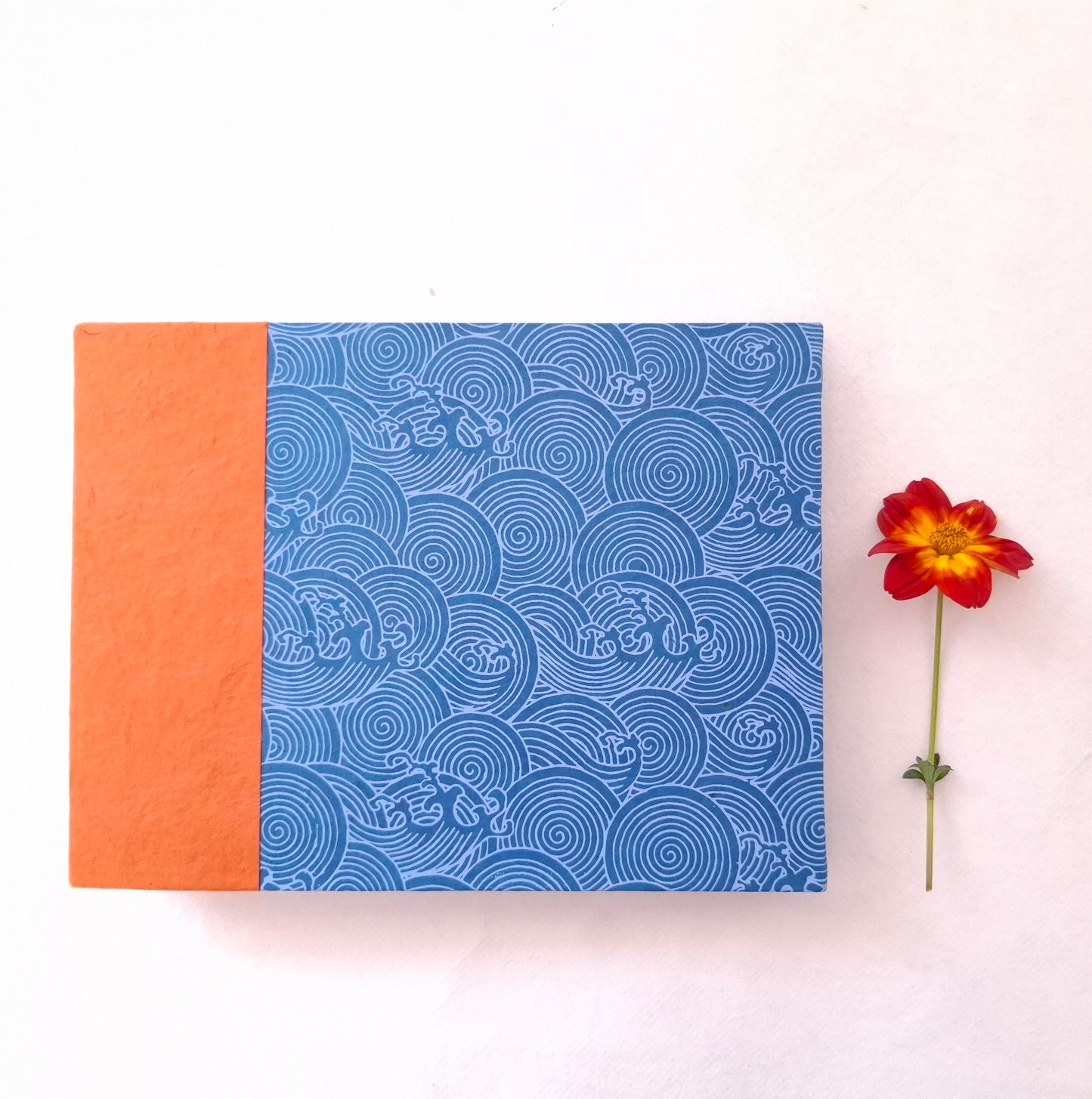 Taccuino per acquerello con onde giapponesi in arancione e blu