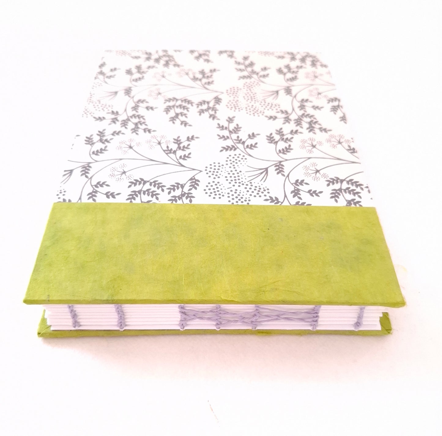 Diario per acquerello con stampa botanica in bianco, nero e verde pera