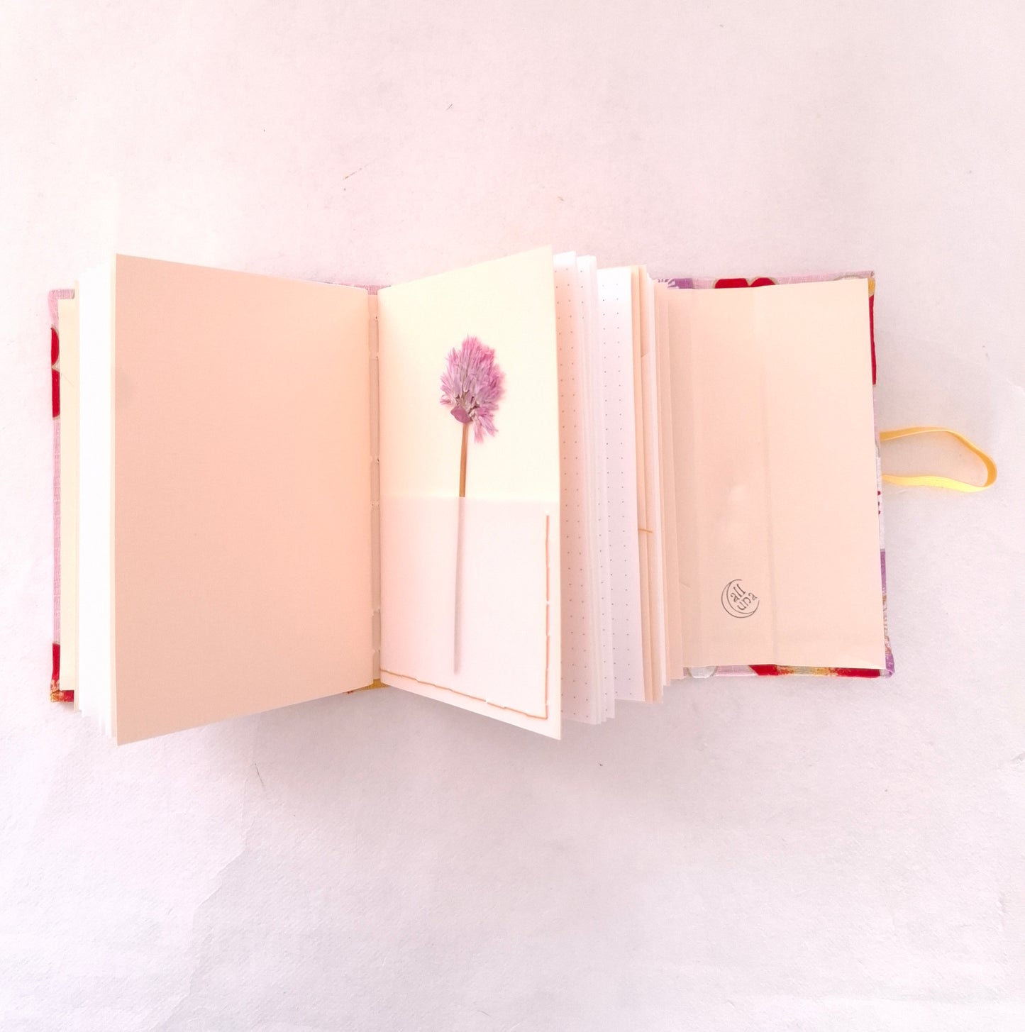 Diario di Viaggio in tessuto Giapponese con fiori di Ciliegio in rosa, rosso e miele
