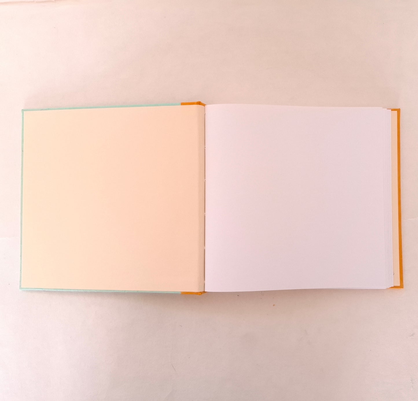 Album fotografico con acquerello di barchetta in arancio e verde acqua