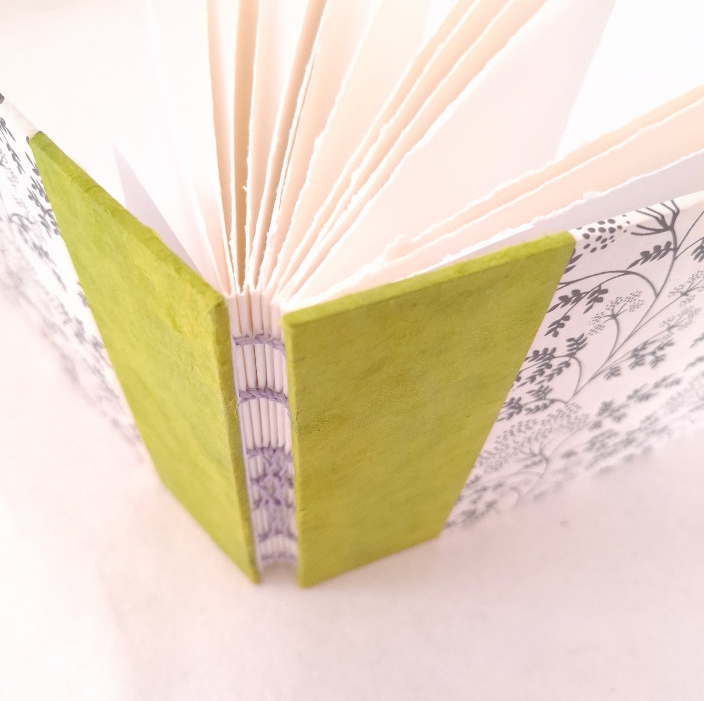 Diario per acquerello con stampa botanica in bianco, nero e verde pera