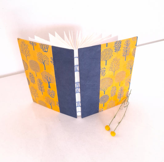 Carnet per acquerello con alberi in miele e blu