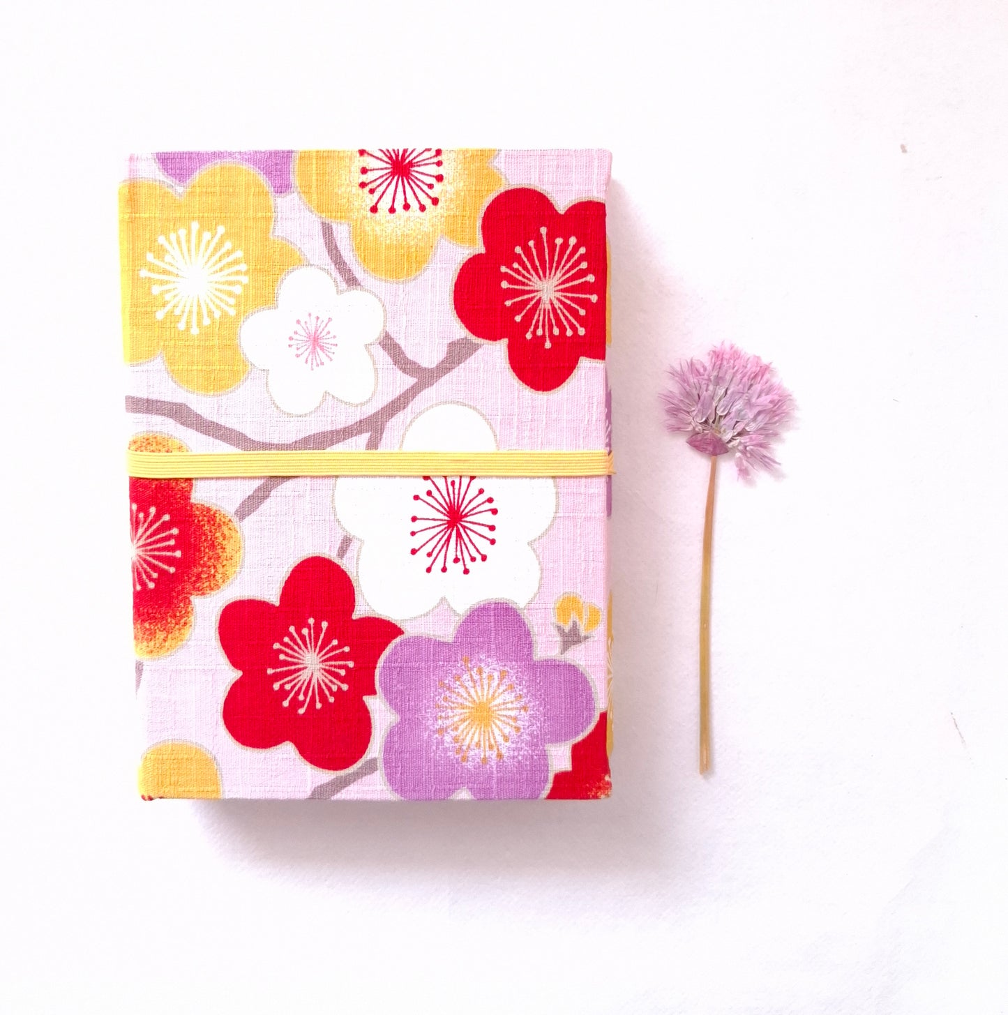 Diario di Viaggio in tessuto Giapponese con fiori di Ciliegio in rosa, rosso e miele