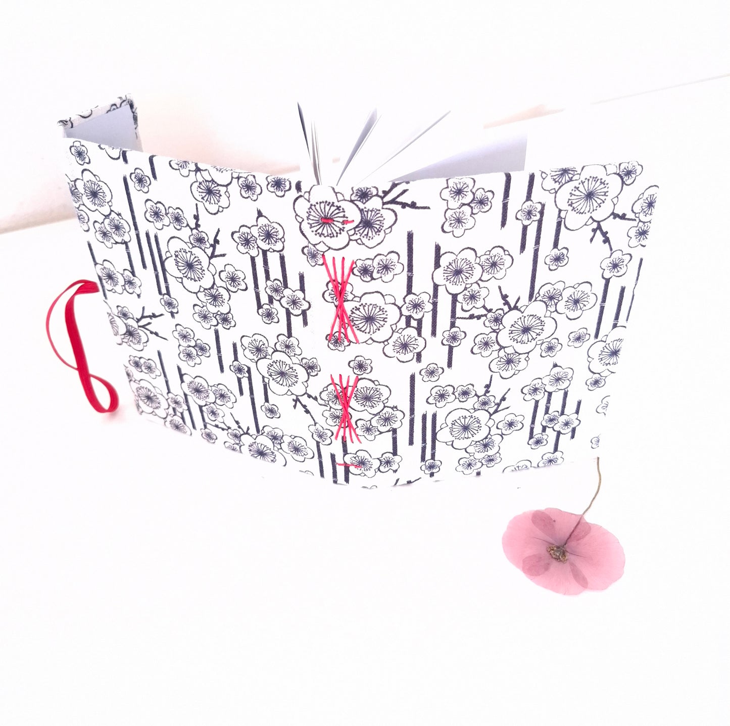 Diario di Viaggio in tessuto Giapponese con fiori di Ciliegio in bianco e nero