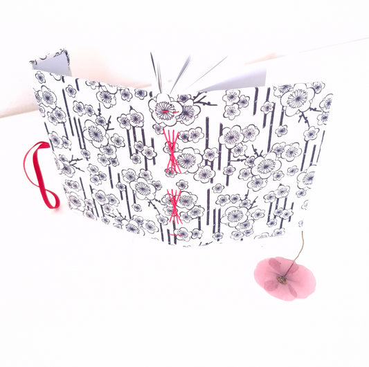 Diario di Viaggio in tessuto Giapponese con fiori di Ciliegio in bianco e nero