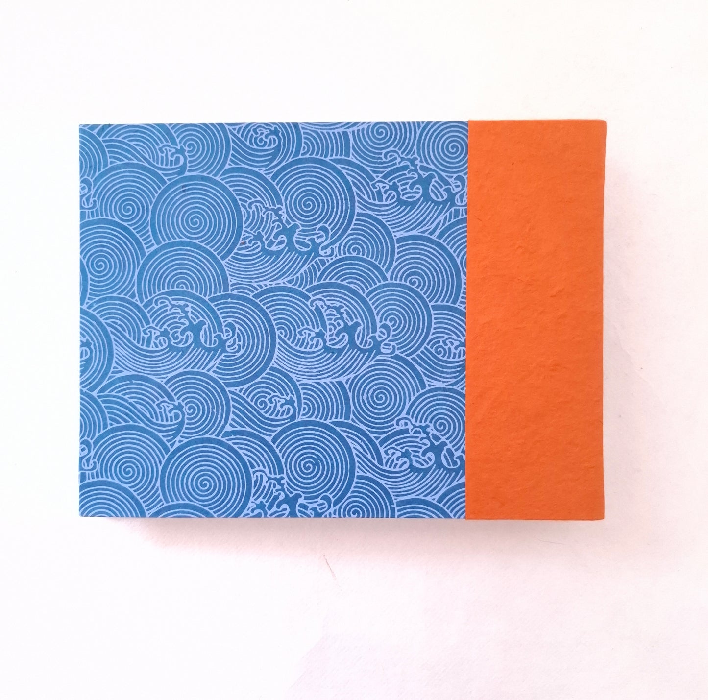 Taccuino per acquerello con onde giapponesi in arancione e blu