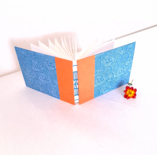 Taccuino per acquerello con onde giapponesi in arancione e blu