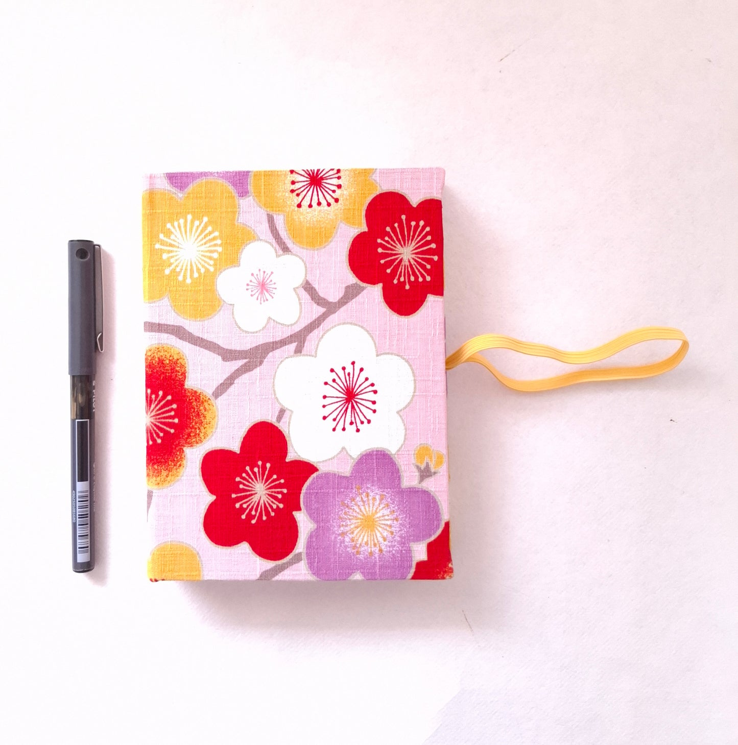 Diario di Viaggio in tessuto Giapponese con fiori di Ciliegio in rosa, rosso e miele