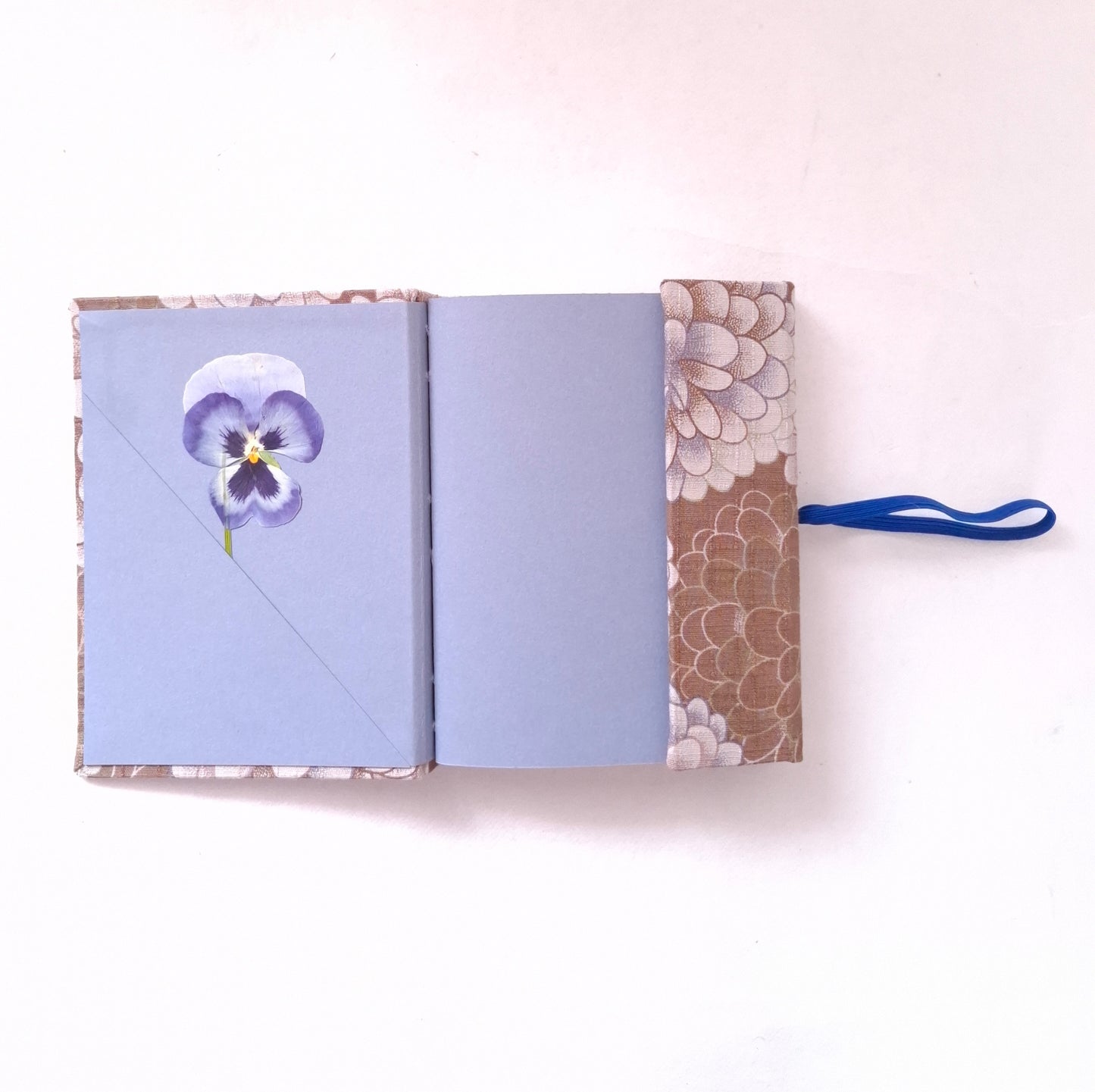 Diario di Viaggio in tessuto floreale Giapponese con Crisantemi in malva e beige