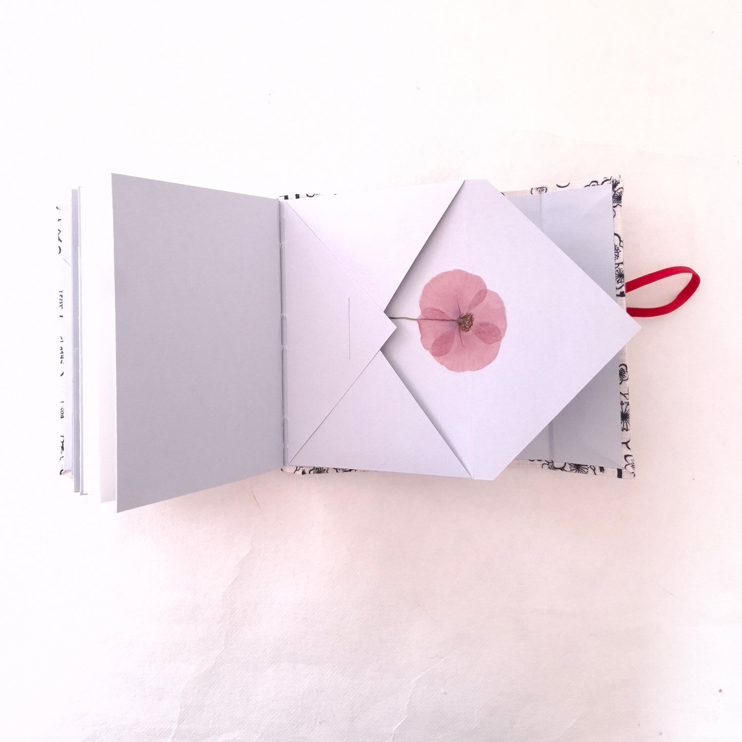 Diario di Viaggio in tessuto Giapponese con fiori di Ciliegio in bianco e nero