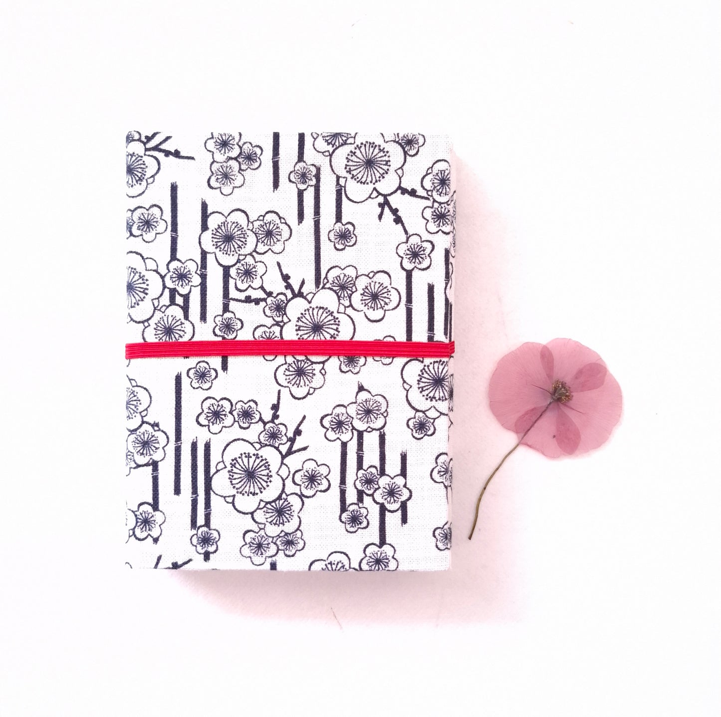 Diario di Viaggio in tessuto Giapponese con fiori di Ciliegio in bianco e nero