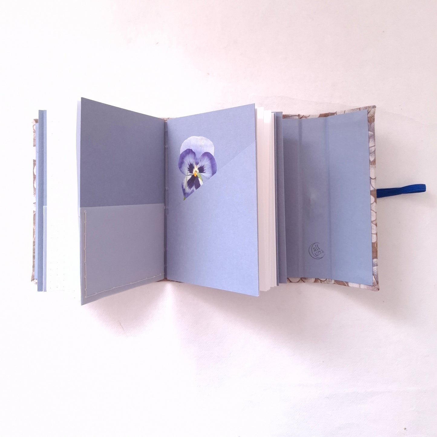 Diario di Viaggio in tessuto floreale Giapponese con Crisantemi in malva e beige