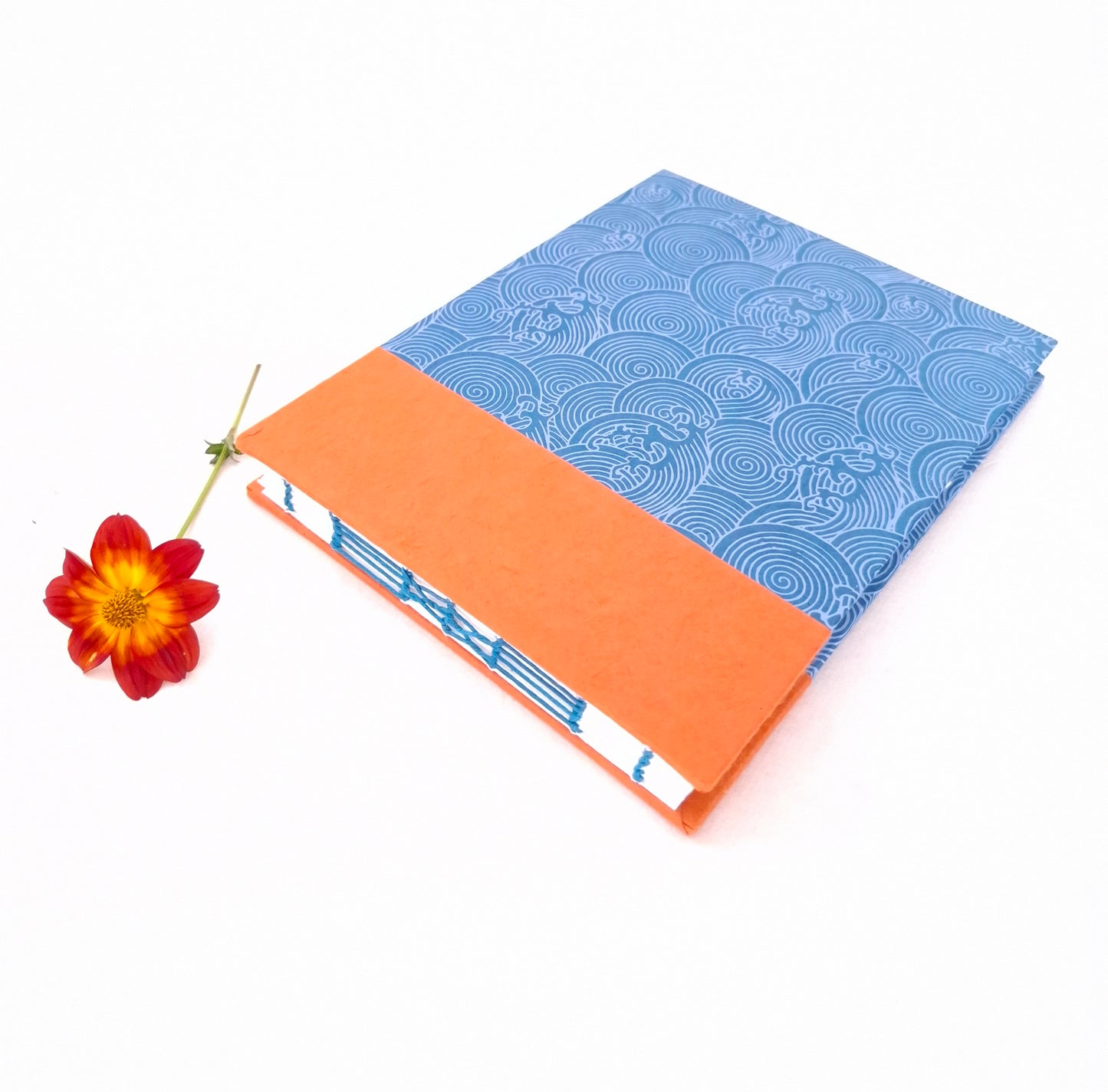 Taccuino per acquerello con onde giapponesi in arancione e blu