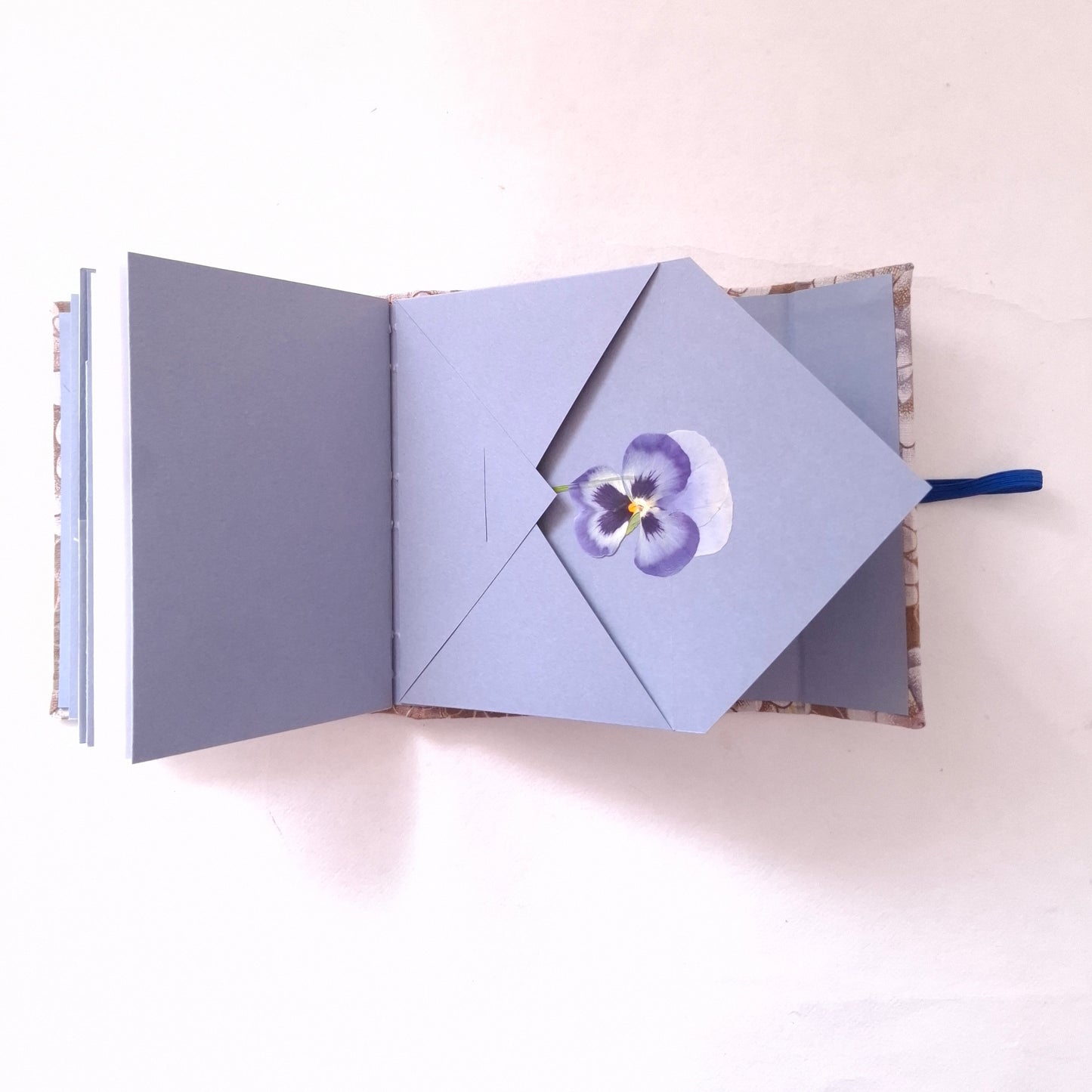 Diario di Viaggio in tessuto floreale Giapponese con Crisantemi in malva e beige