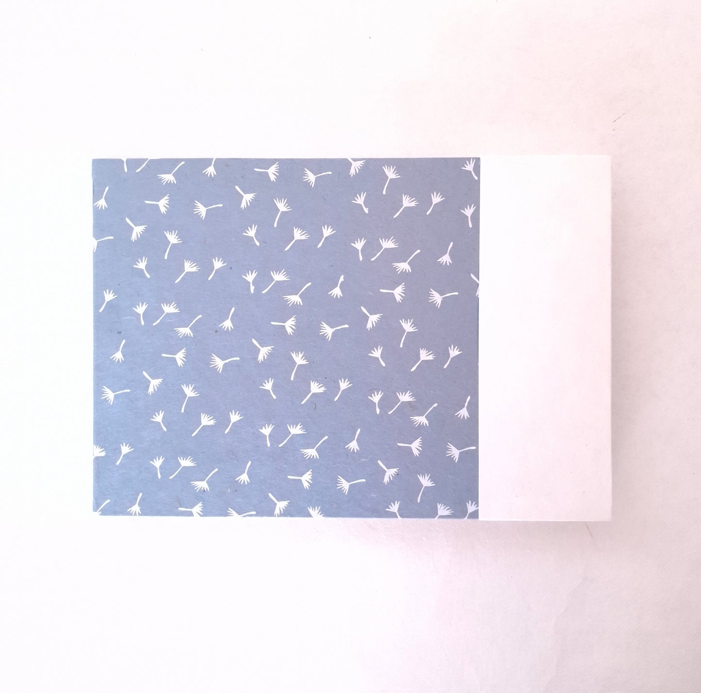 Album per acquerello con semi di soffione in bianco e celeste