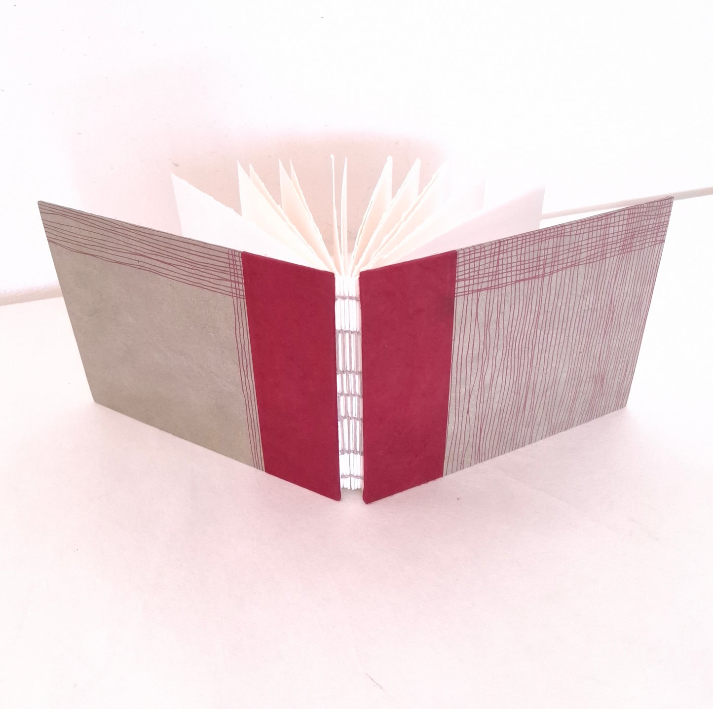 Taccuino per acquerello con intrecci in malva e bordeaux