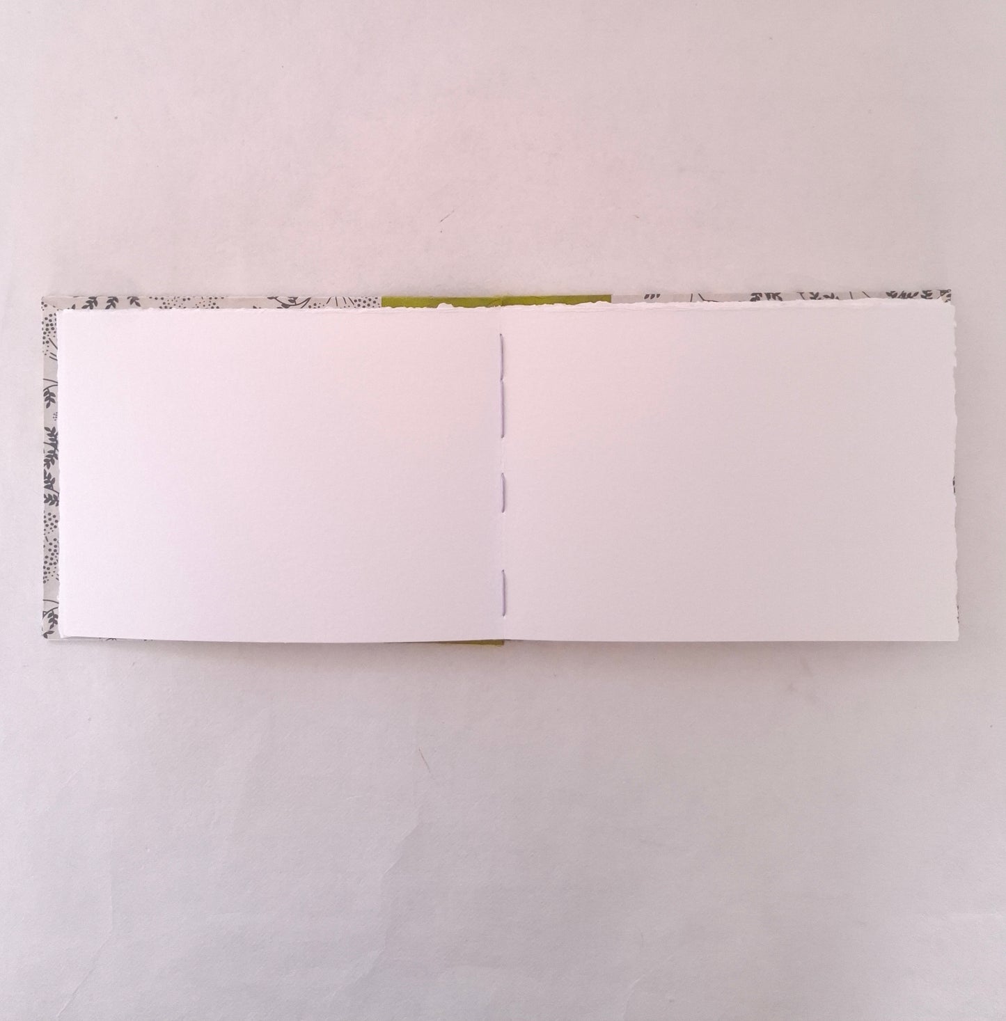 Diario per acquerello con stampa botanica in bianco, nero e verde pera