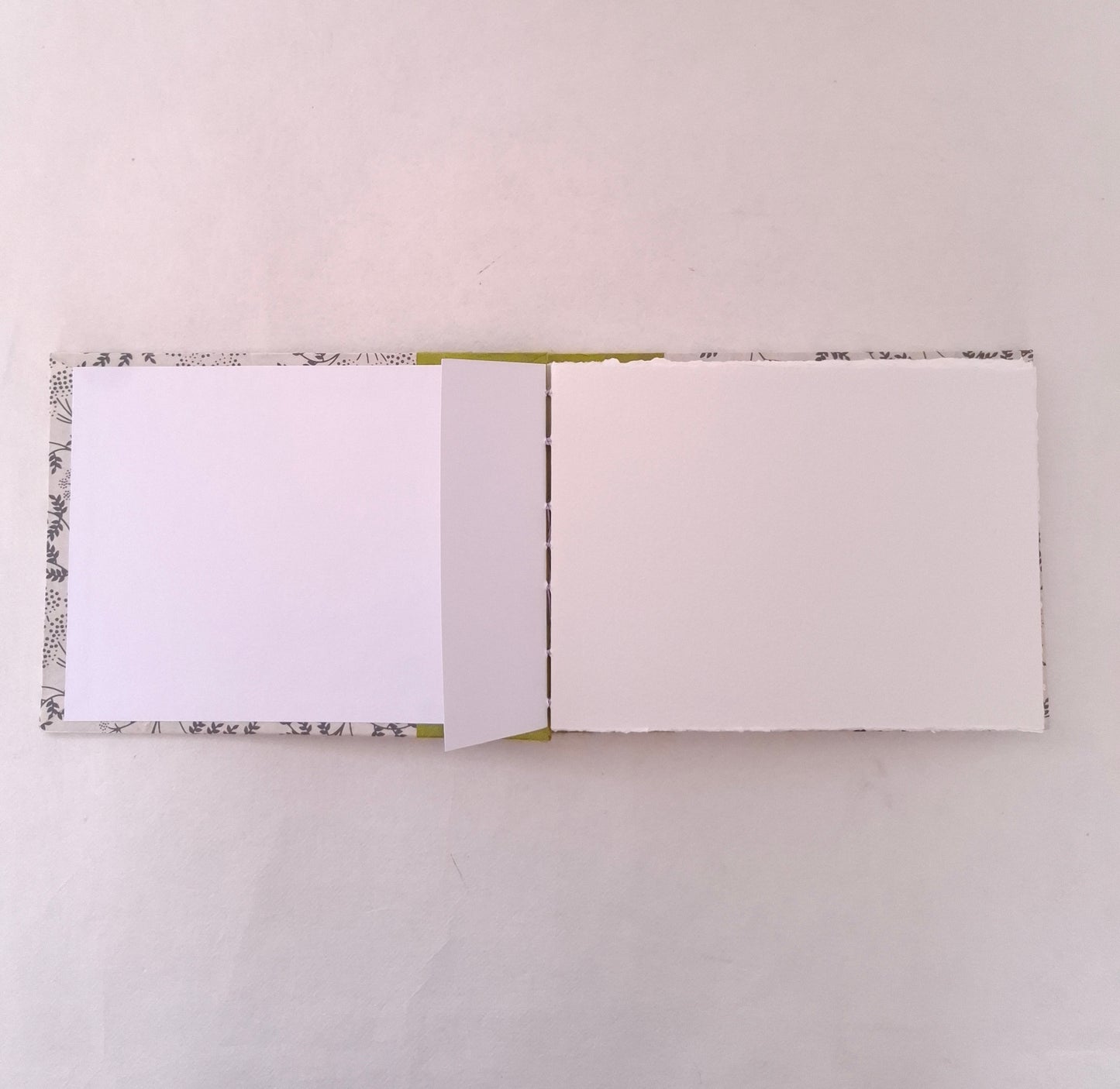 Diario per acquerello con stampa botanica in bianco, nero e verde pera