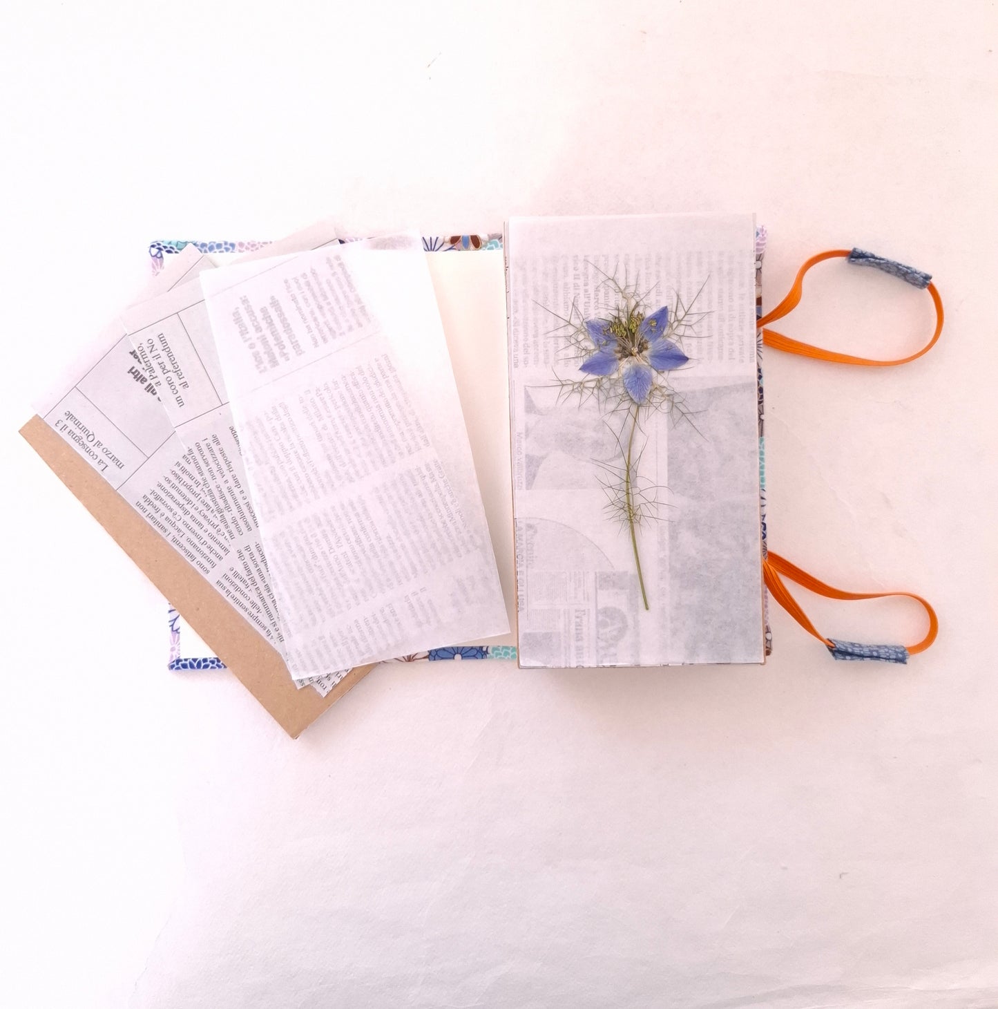 Pressa per fiori da viaggio foderata in tessuto Giapponese con fiori azzurri