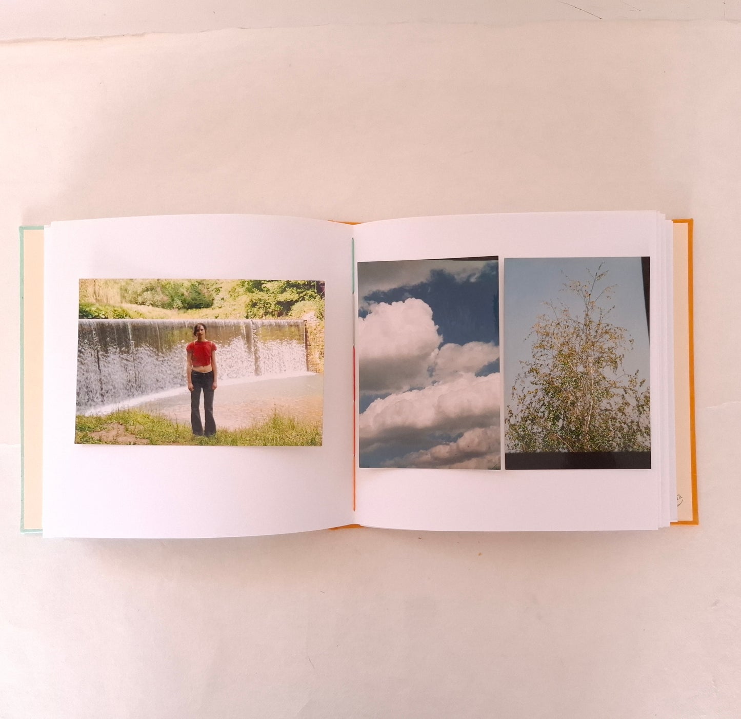 Album fotografico con acquerello di barchetta in arancio e verde acqua